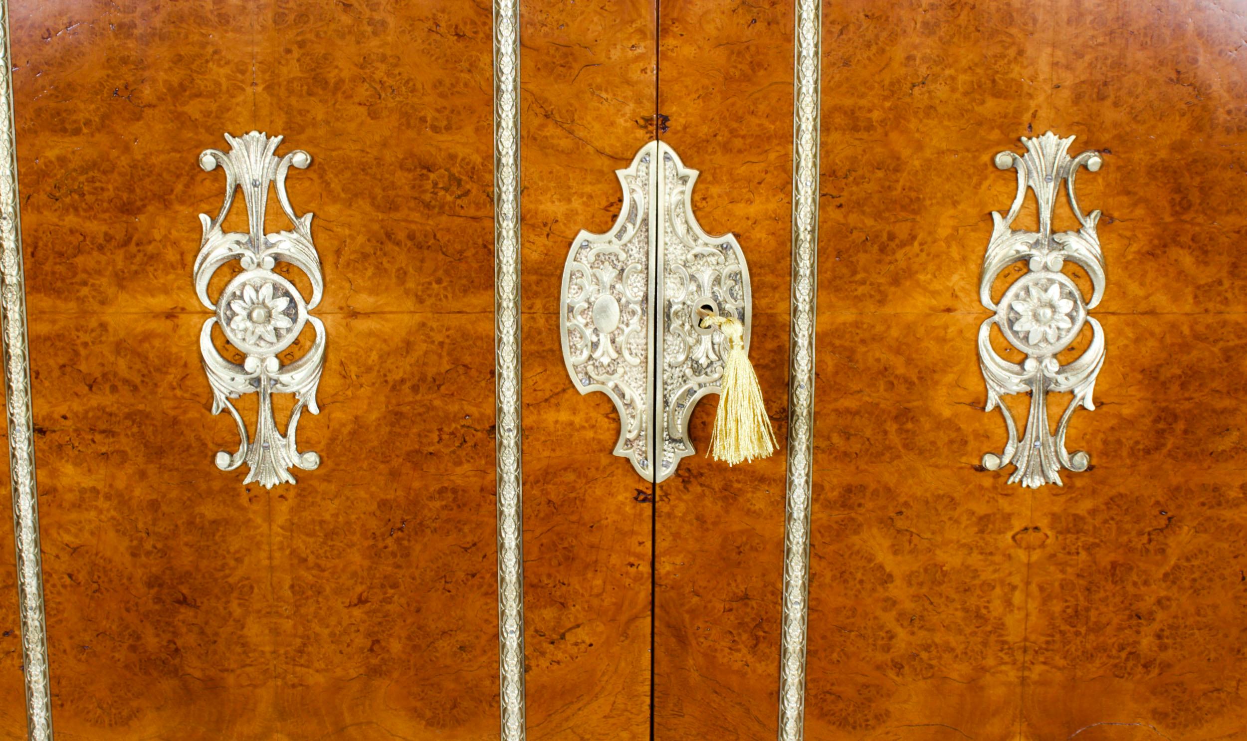 Ancienne armoire à cocktail en ronce de noyer montée sur bronze Début du 20ème siècle en vente 2