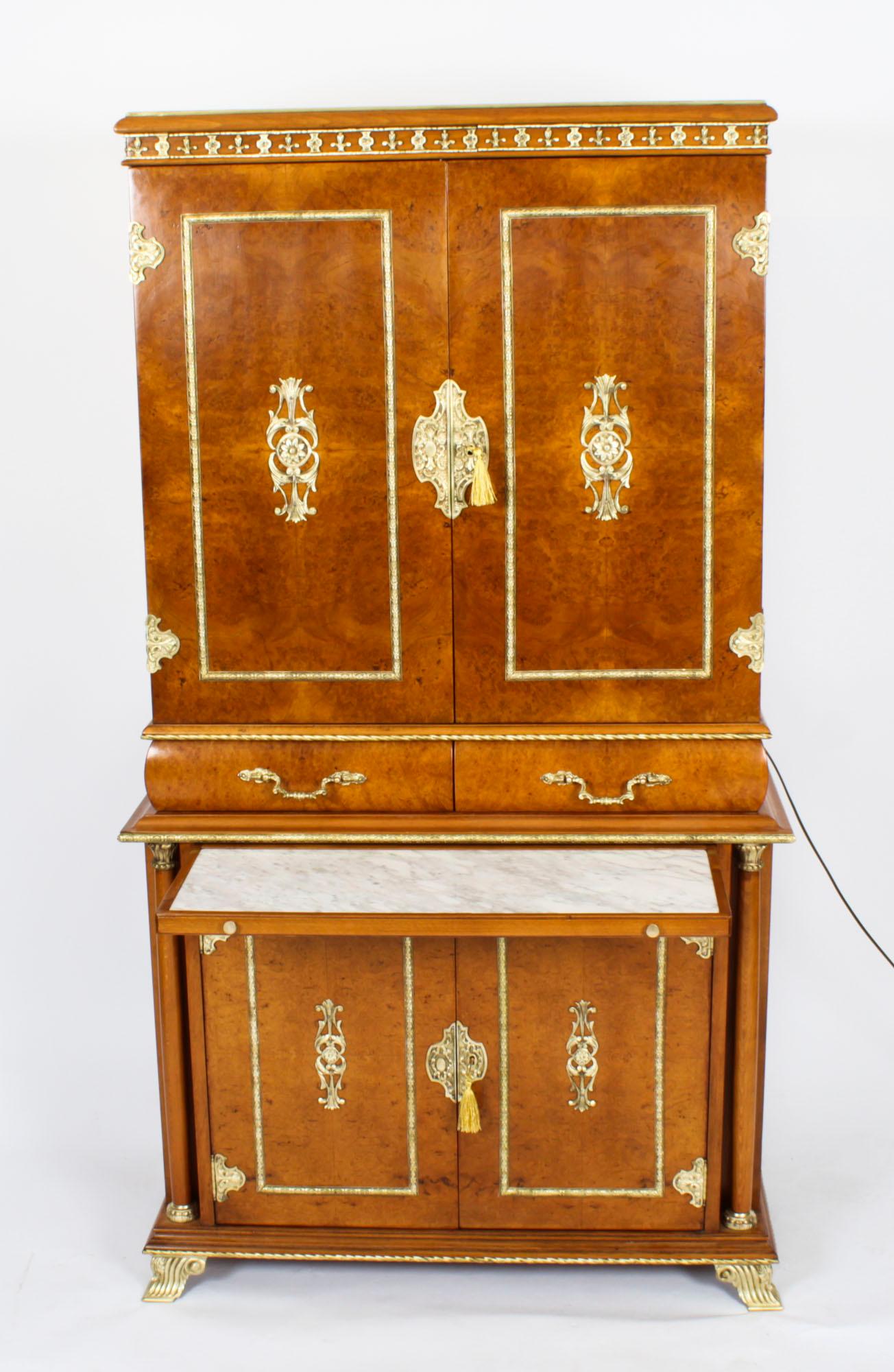 Ancienne armoire à cocktail en ronce de noyer montée sur bronze Début du 20ème siècle en vente 3