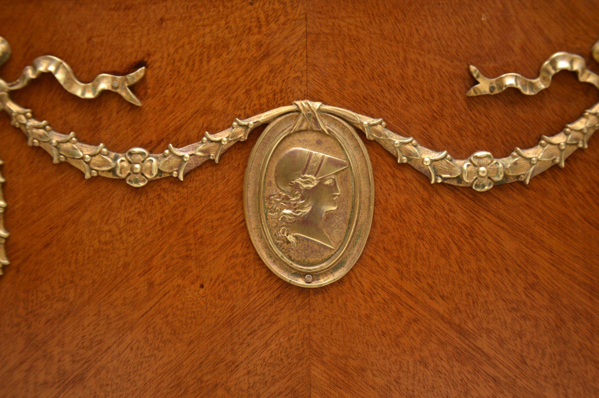 Antiguo Armario Francés Estilo Luis XIV Montado en Ormolu en venta 6