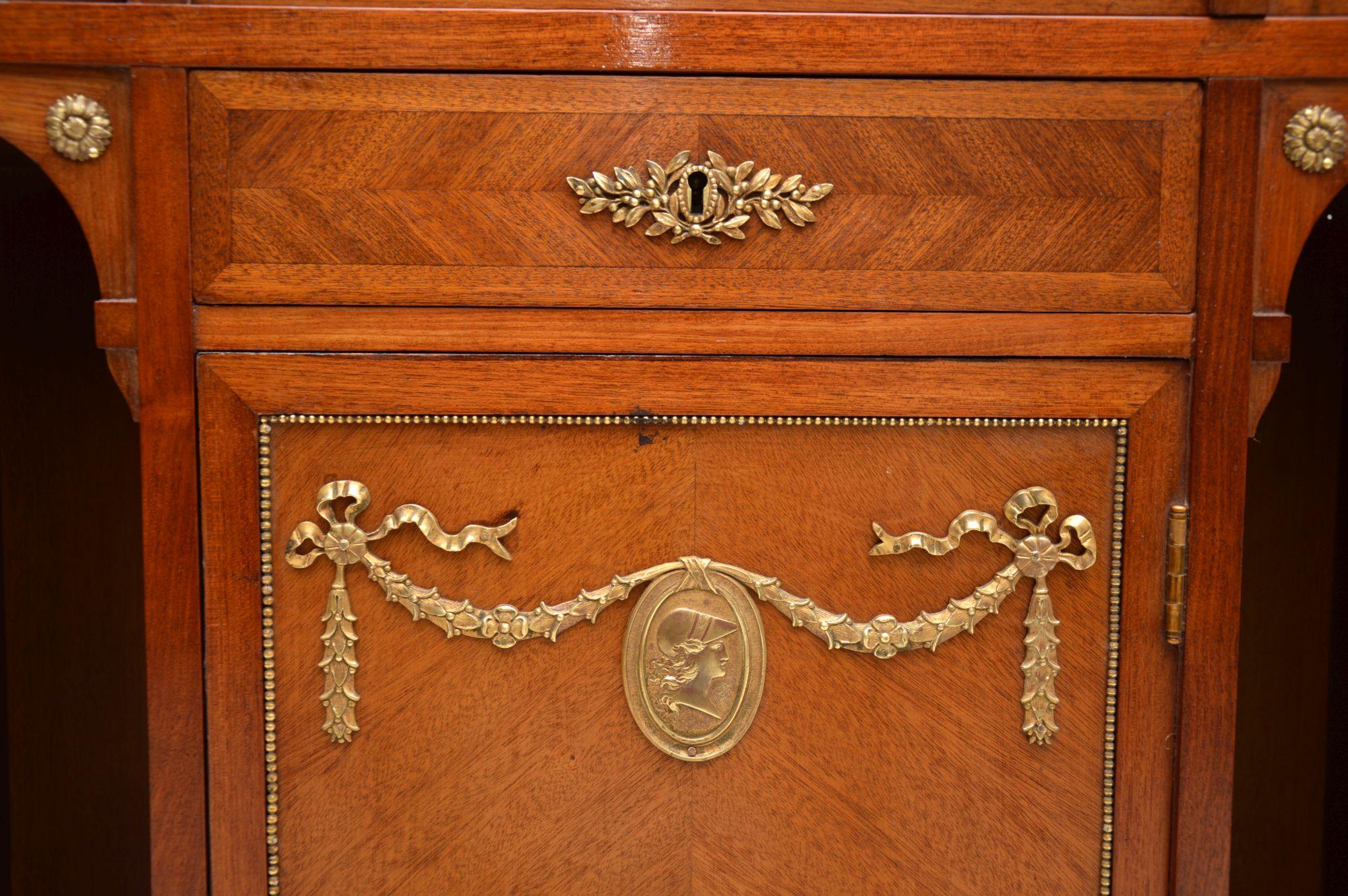 Antiguo Armario Francés Estilo Luis XIV Montado en Ormolu en venta 5