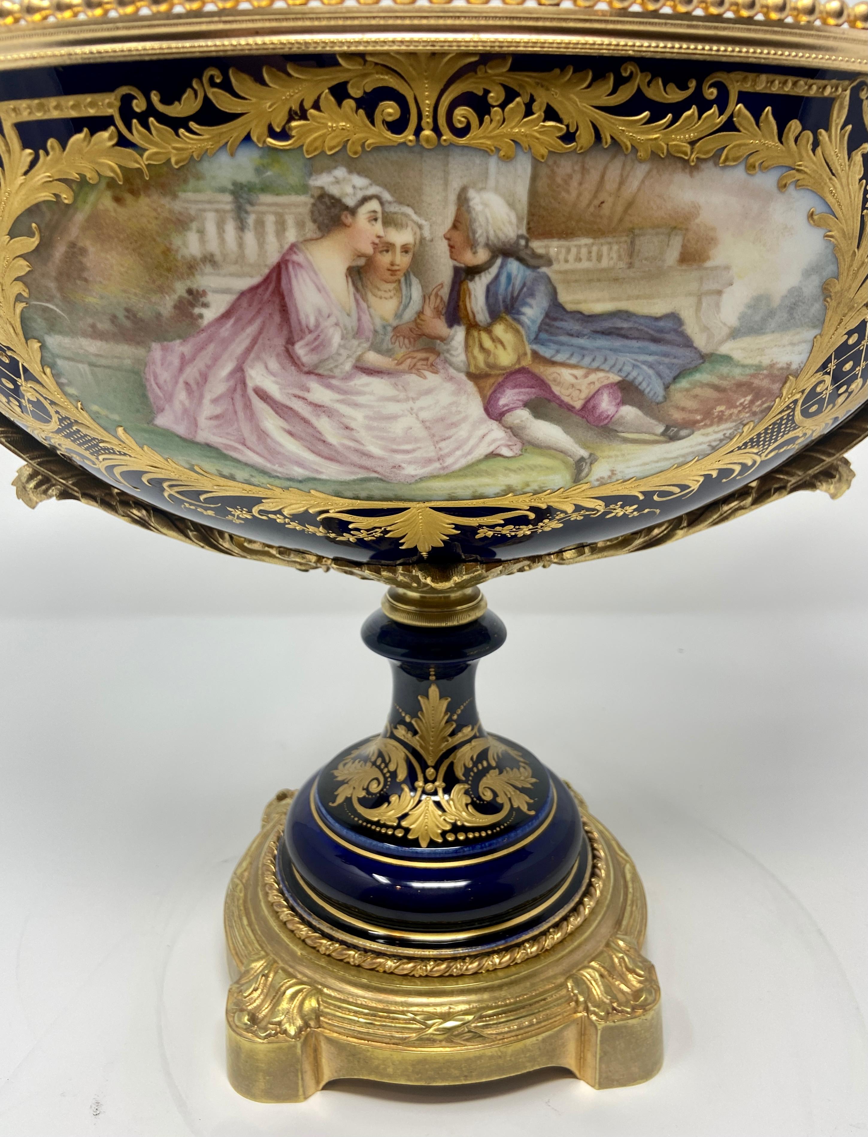 Français Centre de table ancien en porcelaine de Sèvres bleu cobalt monté en bronze doré Ca. 1890 en vente