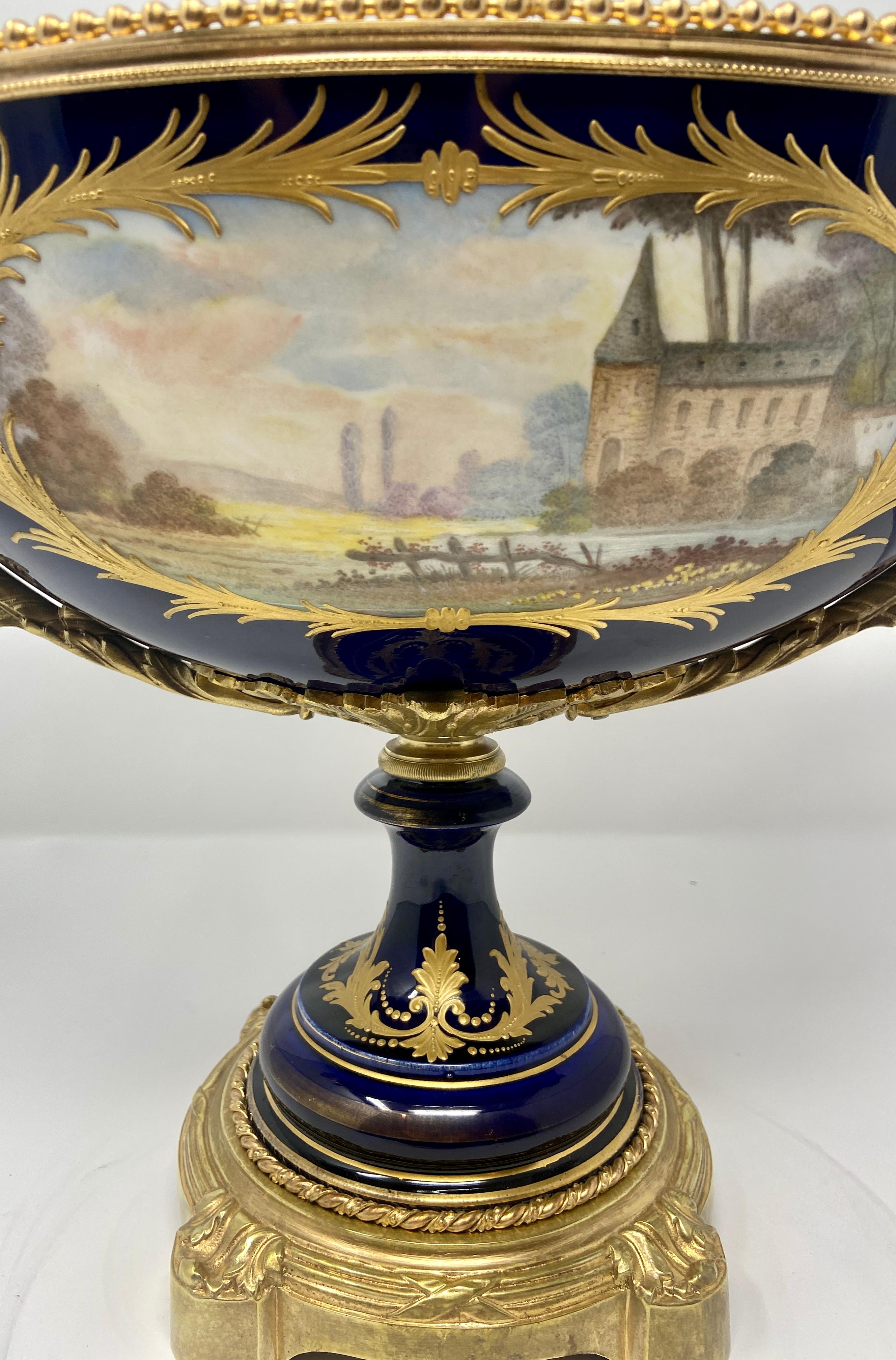 Centre de table ancien en porcelaine de Sèvres bleu cobalt monté en bronze doré Ca. 1890 Bon état - En vente à New Orleans, LA
