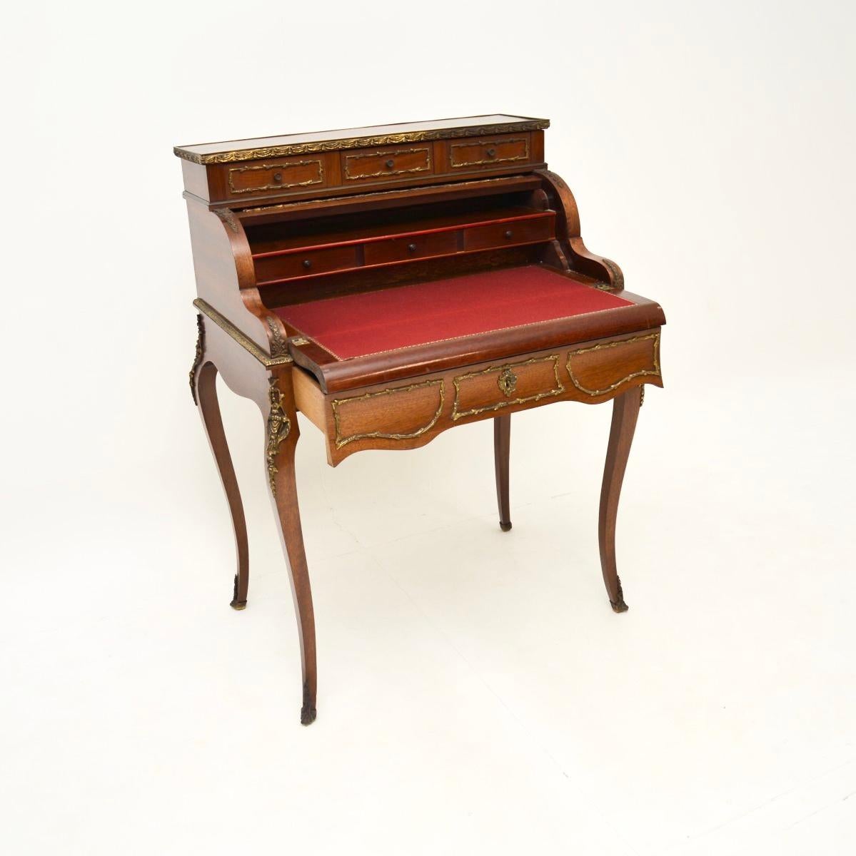 Eine absolut atemberaubende antike Französisch Ormolu montiert escritoire Schreibzimmer, aus der Zeit um 1890-1910.

Sie ist von hervorragender Qualität und hat wunderschöne handgemalte Bilder auf dem zylindrischen Deckel. Der Schrank ist mit