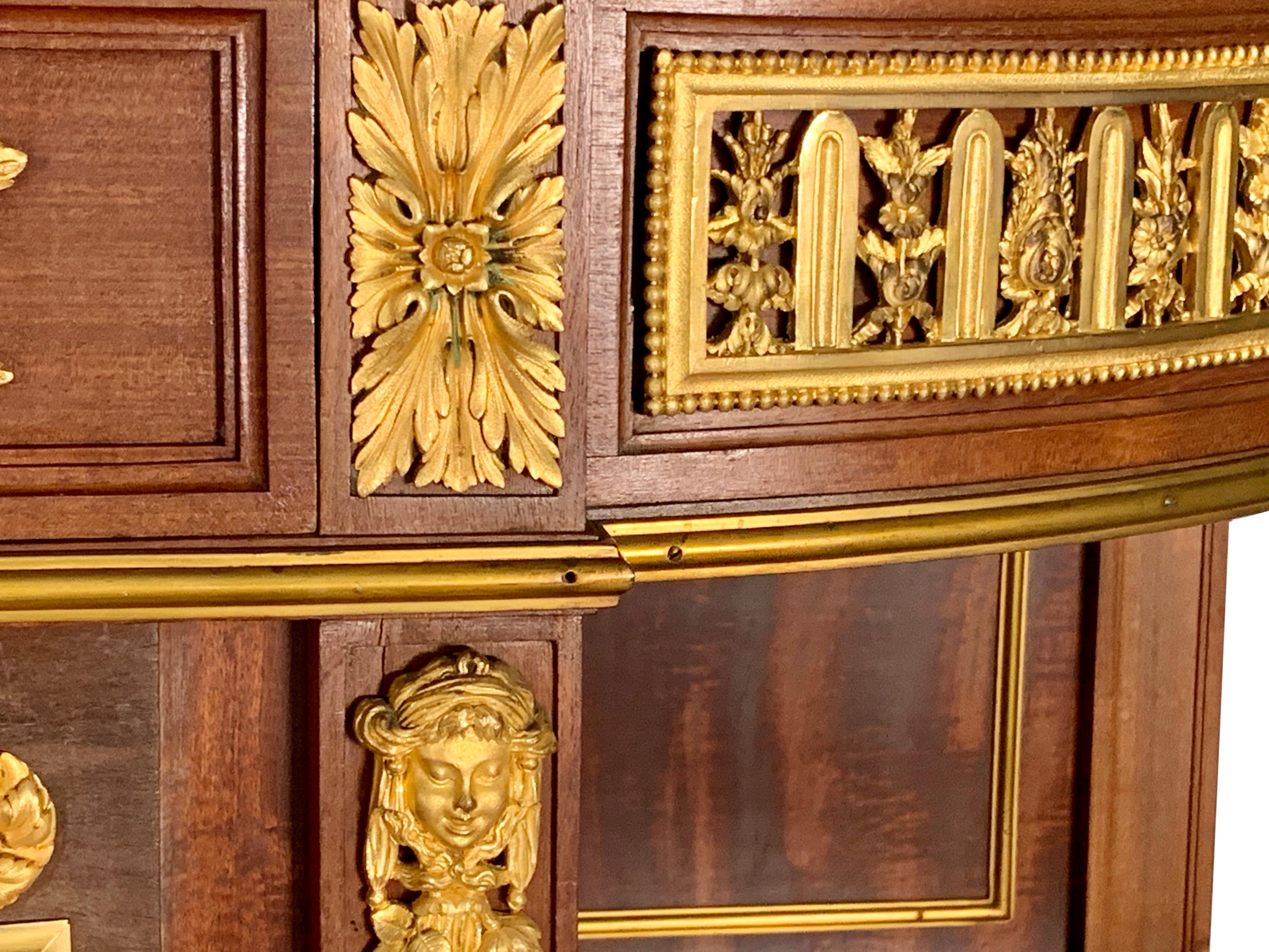 Antique French Console o Dessert in mogano ornato di ormolature in vendita 5