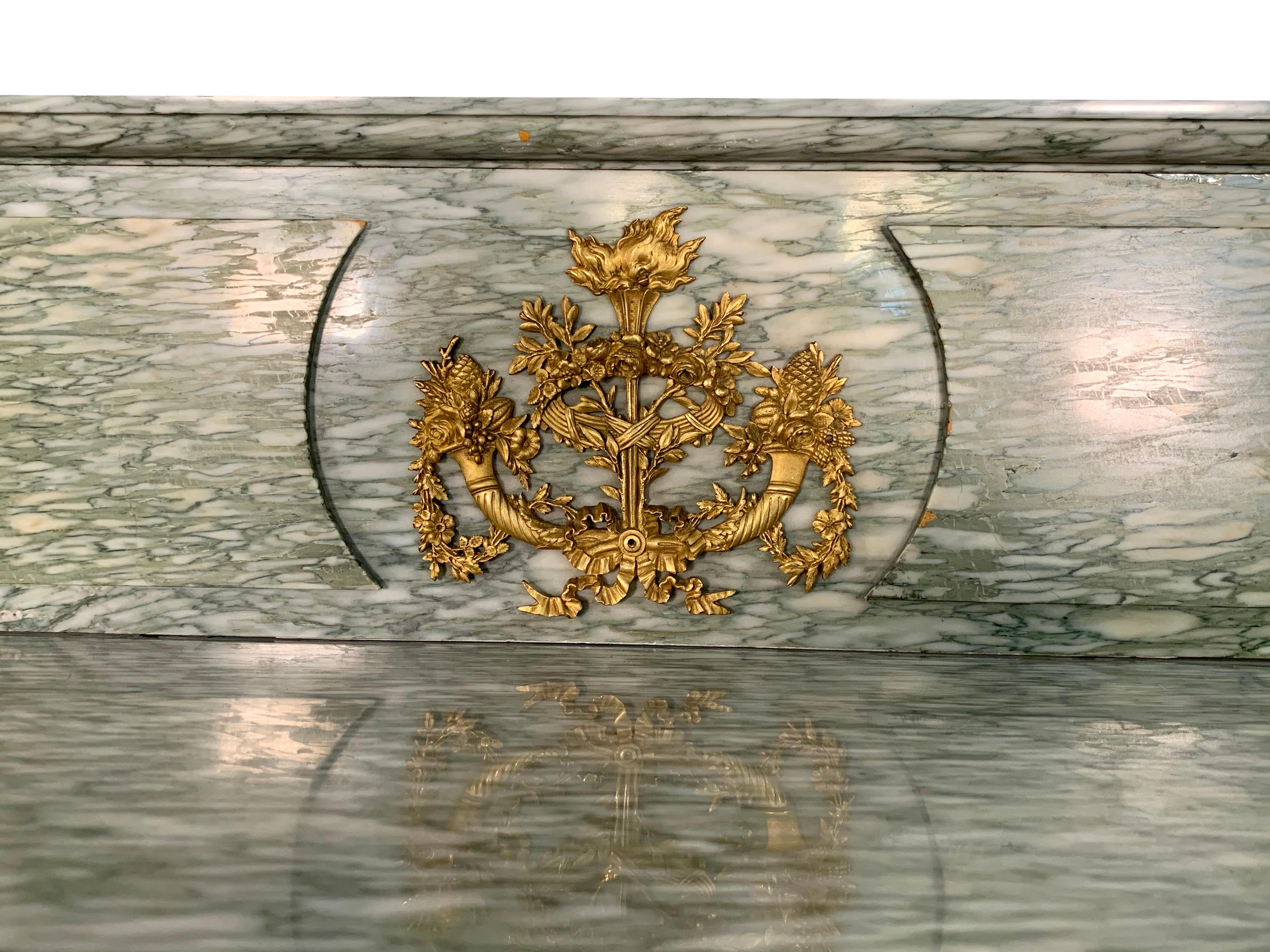 Antique French Console o Dessert in mogano ornato di ormolature in vendita 7