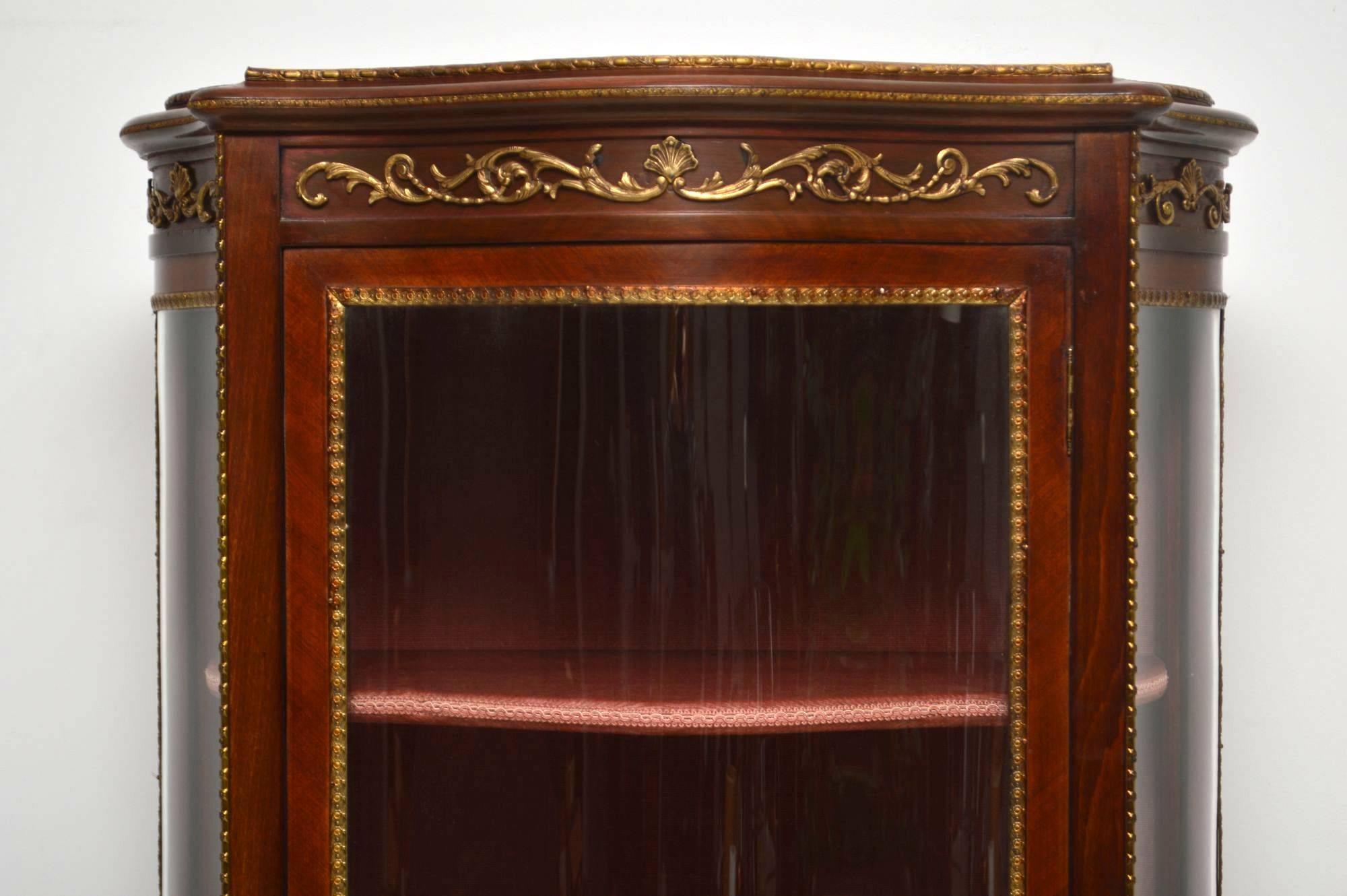 Antique French Ormolu-Mounted Painted Display Cabinet In Excellent Condition In London, GB