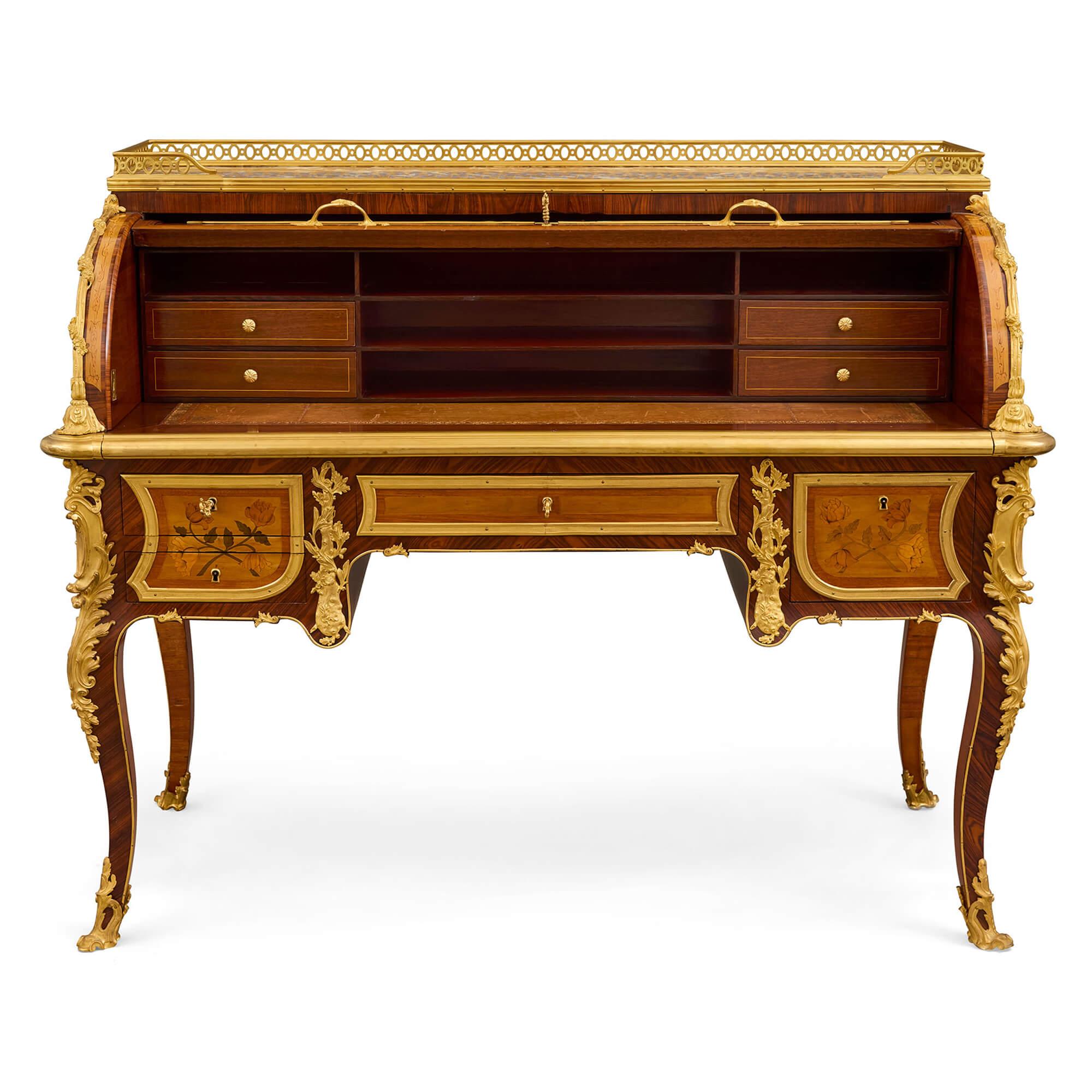 Louis XV Ancien bureau français à plateau roulant monté en bronze doré dans le style de Riesener en vente