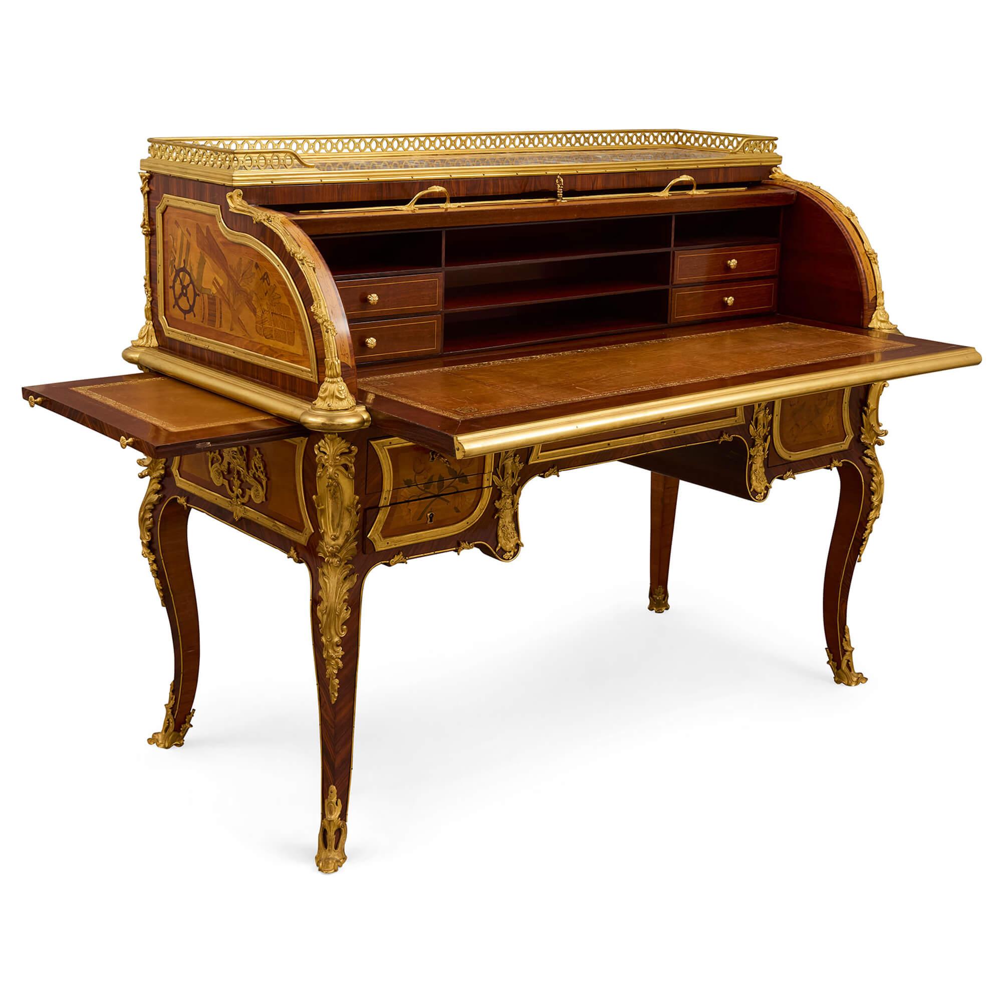Français Ancien bureau français à plateau roulant monté en bronze doré dans le style de Riesener en vente