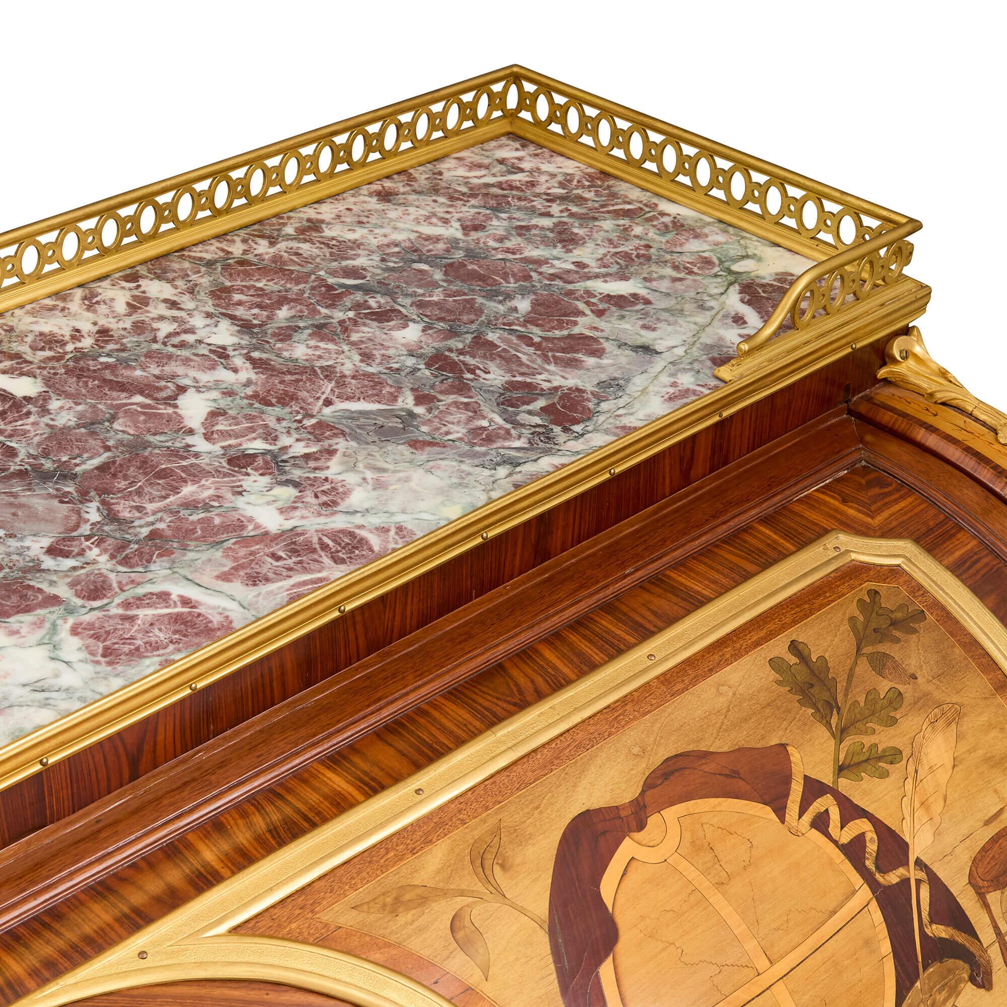 Sculpté Ancien bureau français à plateau roulant monté en bronze doré dans le style de Riesener en vente