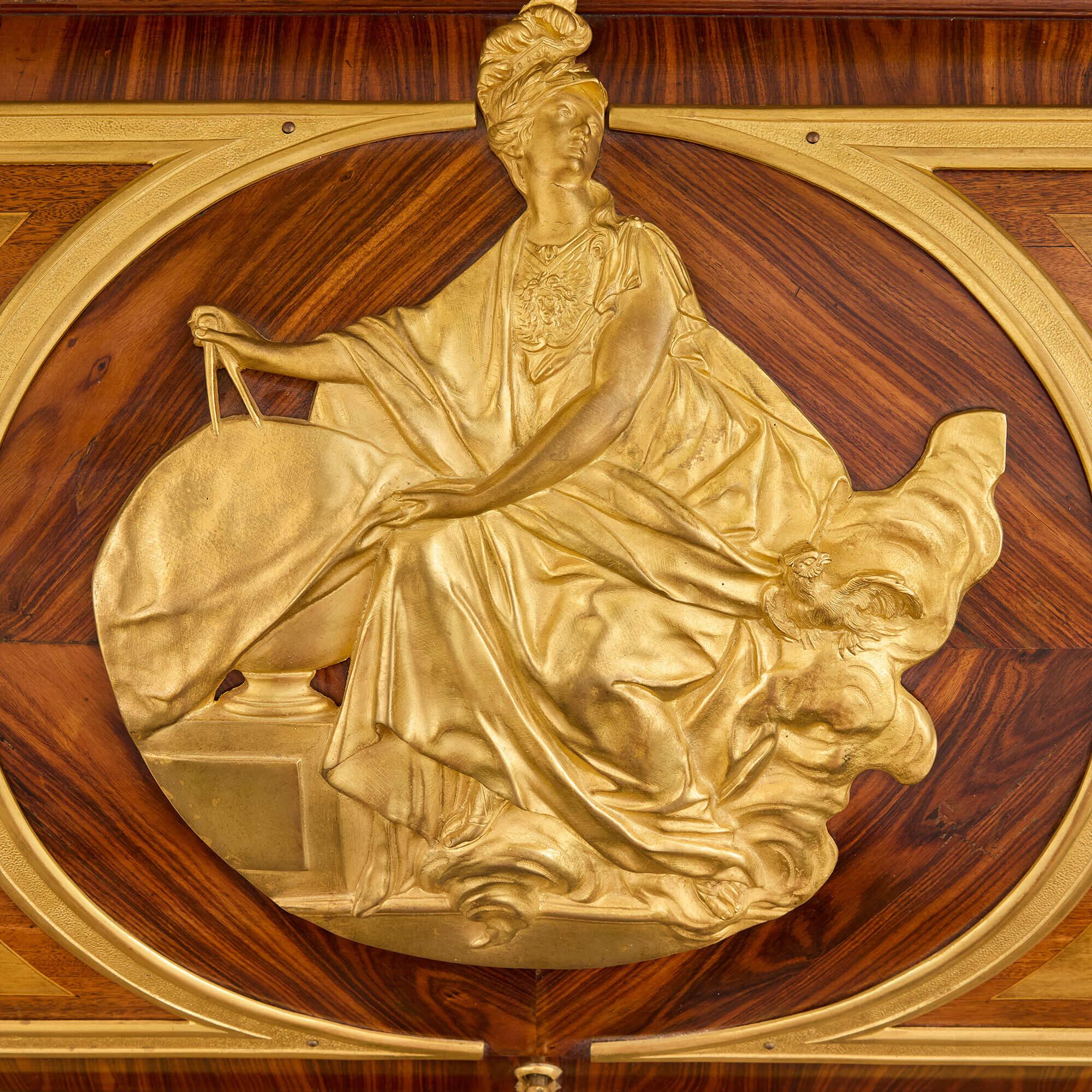 Ancien bureau français à plateau roulant monté en bronze doré dans le style de Riesener Bon état - En vente à London, GB