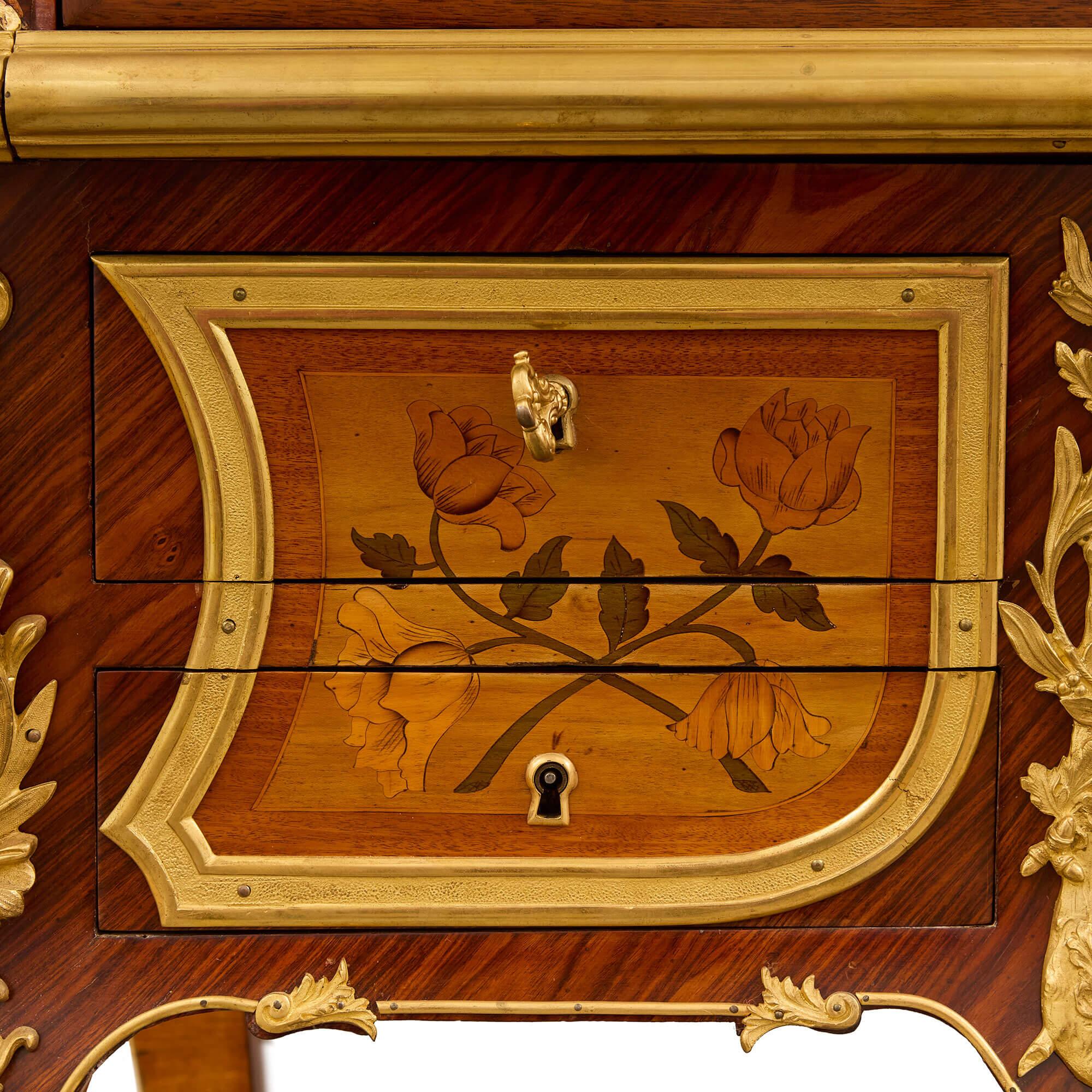 Cuir Ancien bureau français à plateau roulant monté en bronze doré dans le style de Riesener en vente