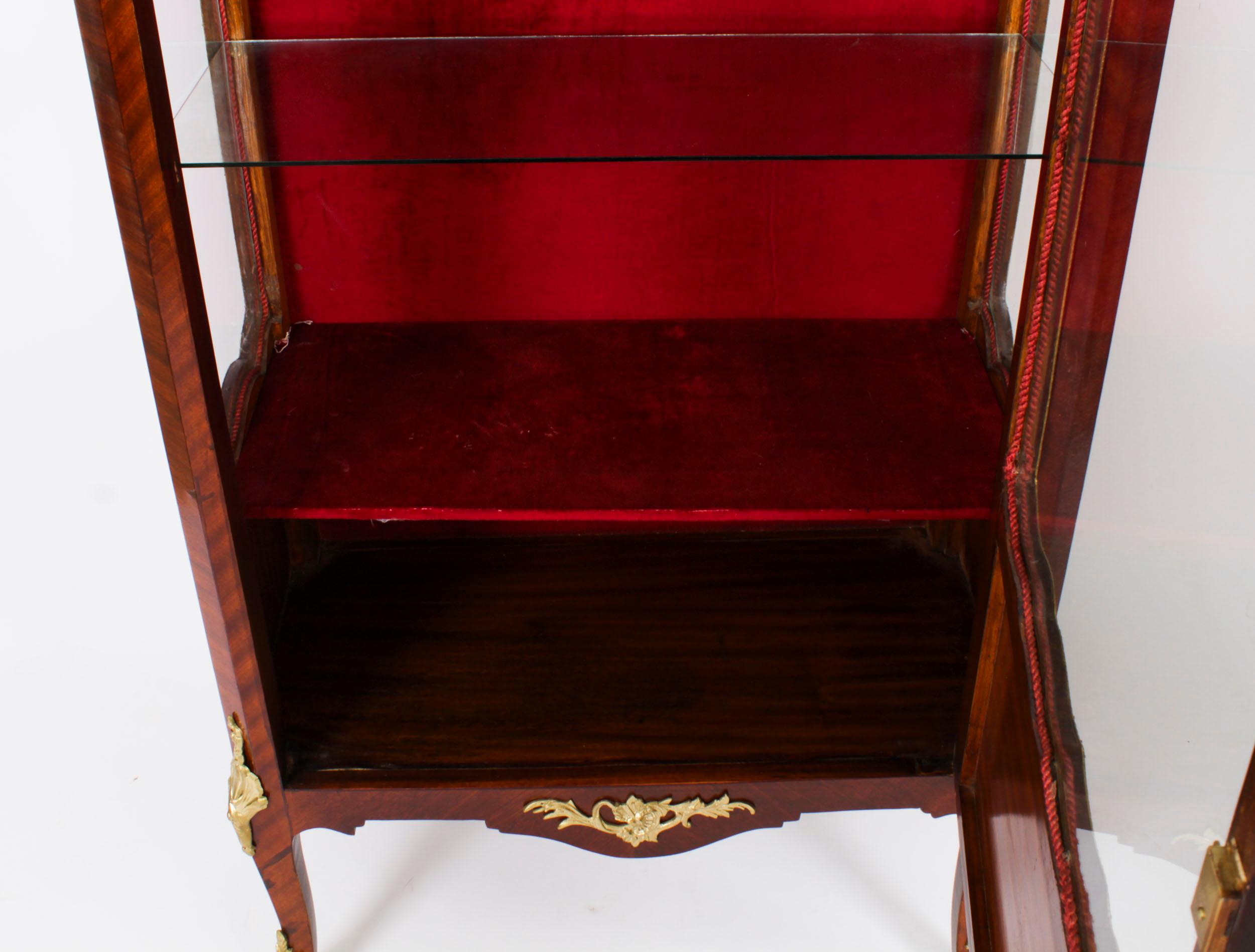 Antique French Ormolu Mounted Walnut Display Cabinet Circa 1920 in vendita 7