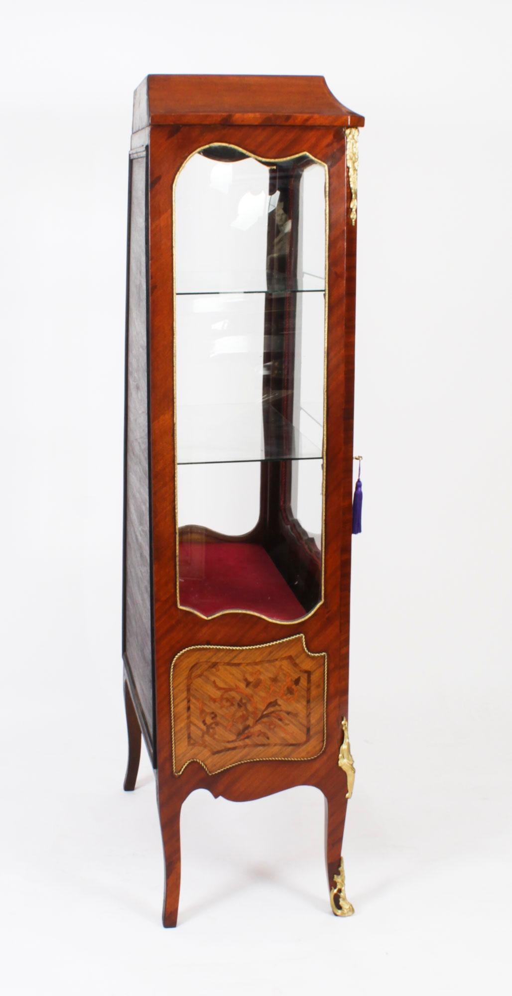 Antique French Ormolu Mounted Walnut Display Cabinet Circa 1920 in vendita 8