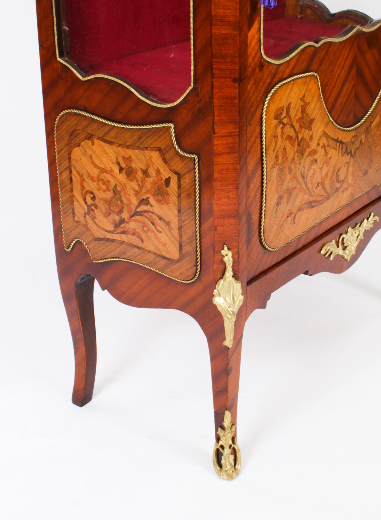 Antique French Ormolu Mounted Walnut Display Cabinet Circa 1920 in vendita 10