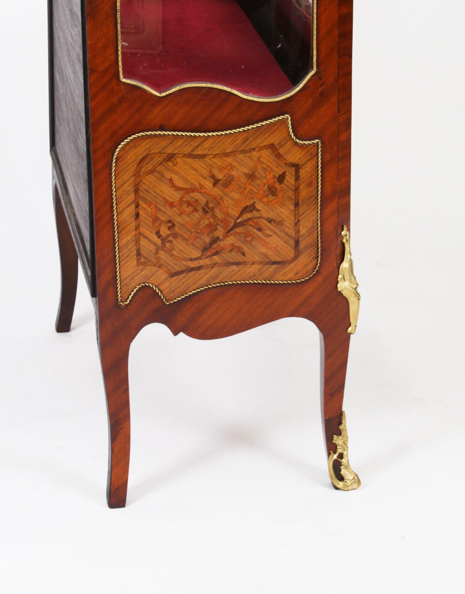 Antique French Ormolu Mounted Walnut Display Cabinet Circa 1920 in vendita 11