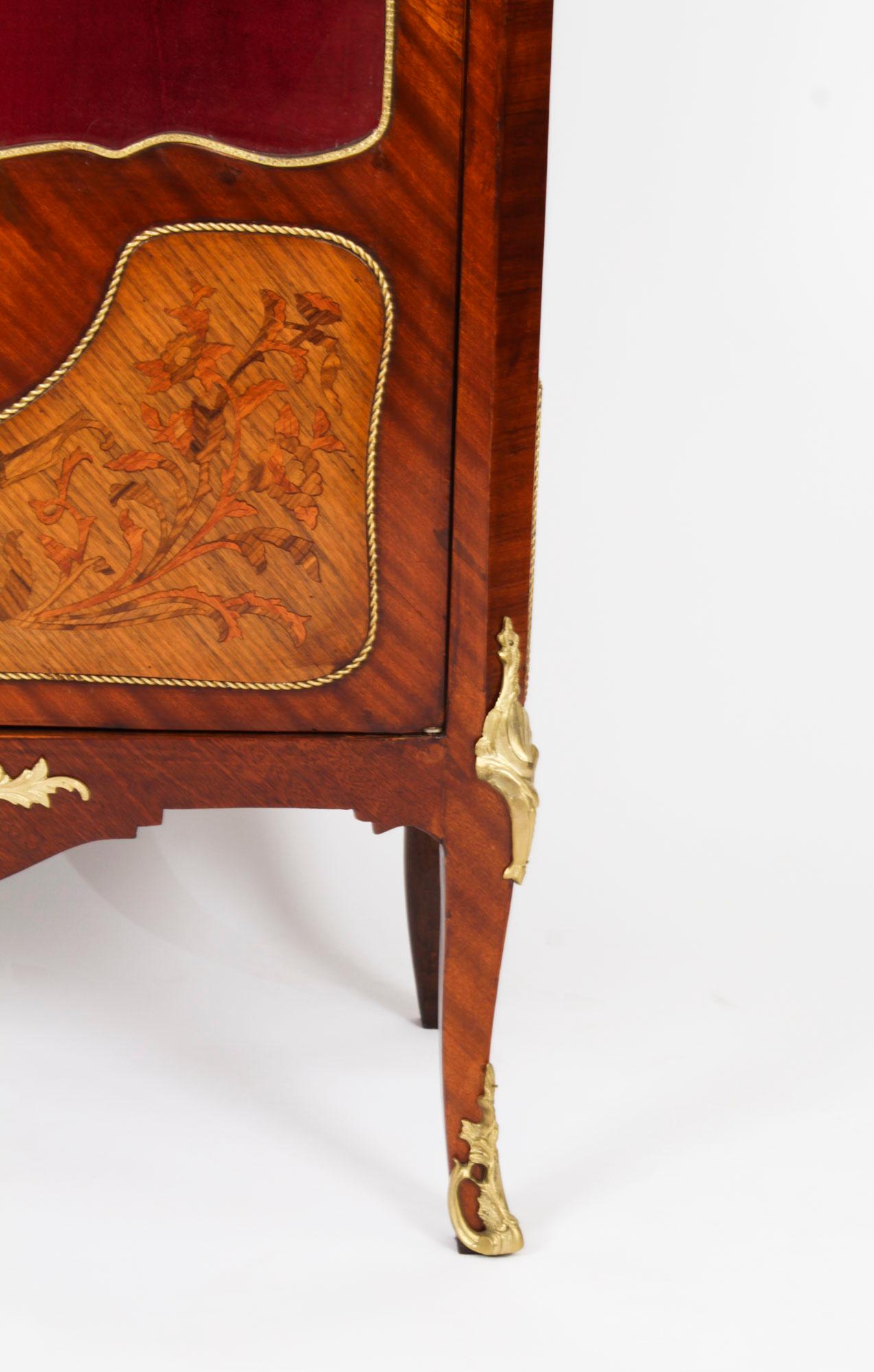 Antique French Ormolu Mounted Walnut Display Cabinet Circa 1920 in vendita 12