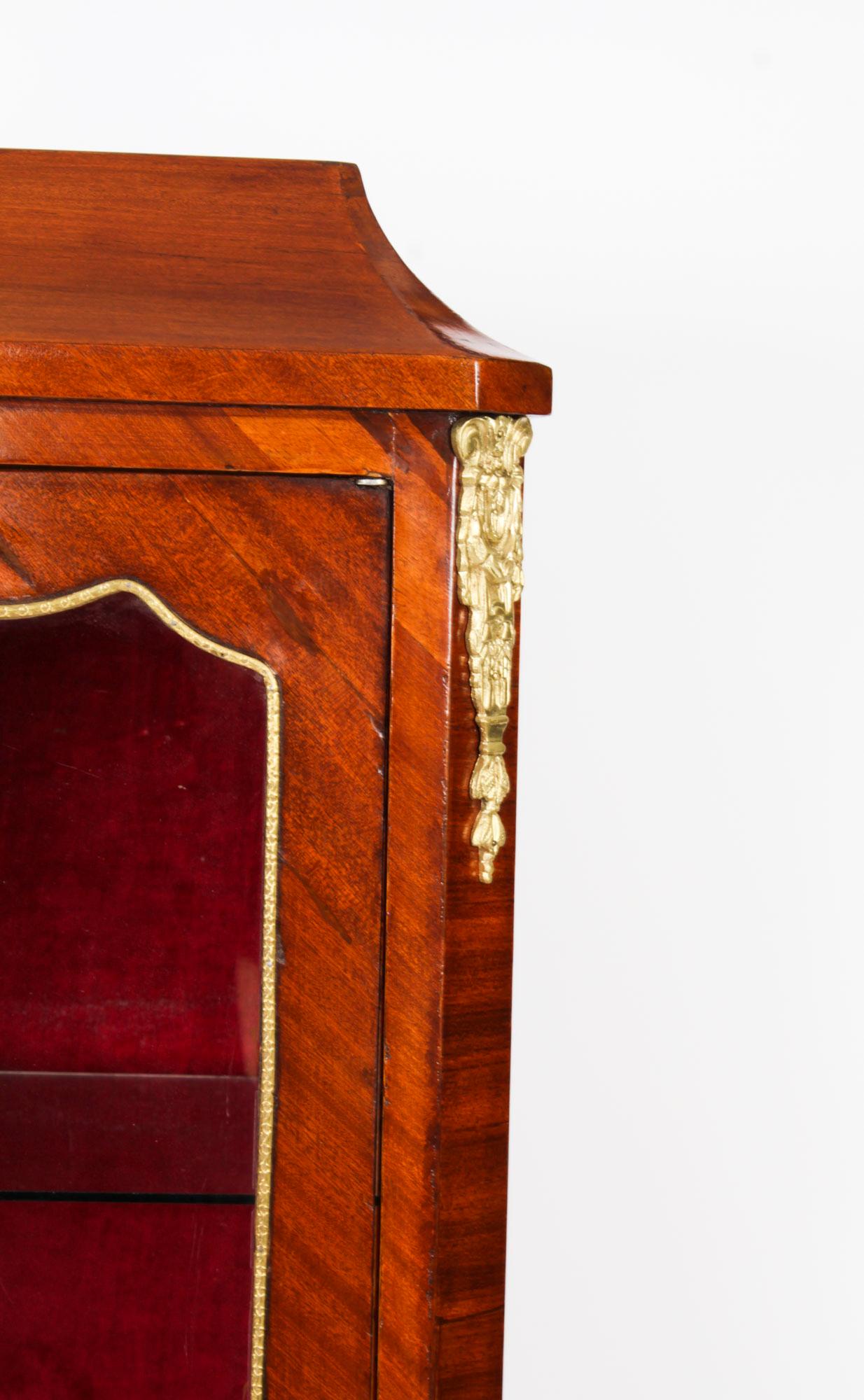 Antique French Ormolu Mounted Walnut Display Cabinet Circa 1920 in vendita 4