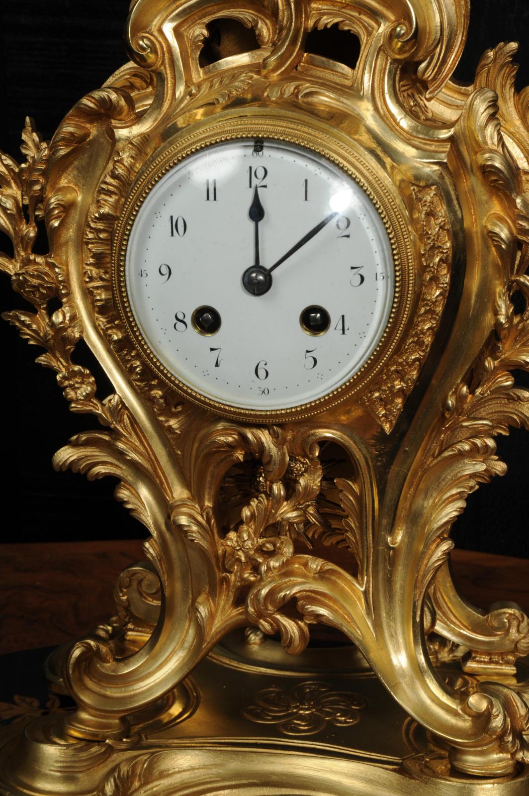 Antike französische Ormolu-Rokoko-Uhr (Goldbronze) im Angebot