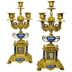 Paire de chandeliers anciens en porcelaine de Sèvres bleue ornée d'ormeaux France 19e siècle