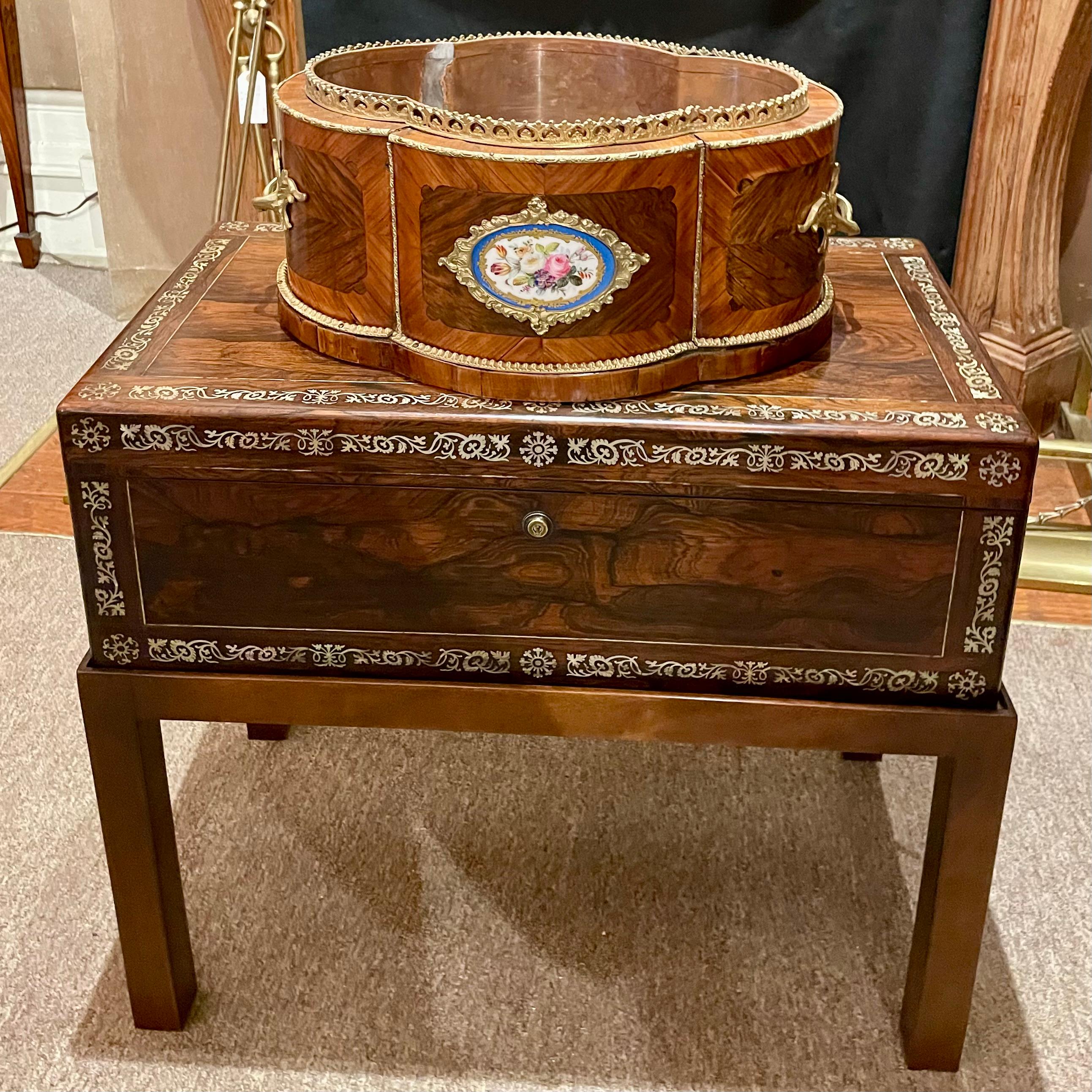 Antique Jardinière française à incrustations de bronze doré et de porcelaine de Sèvres, CIRCA 1880 en vente 5