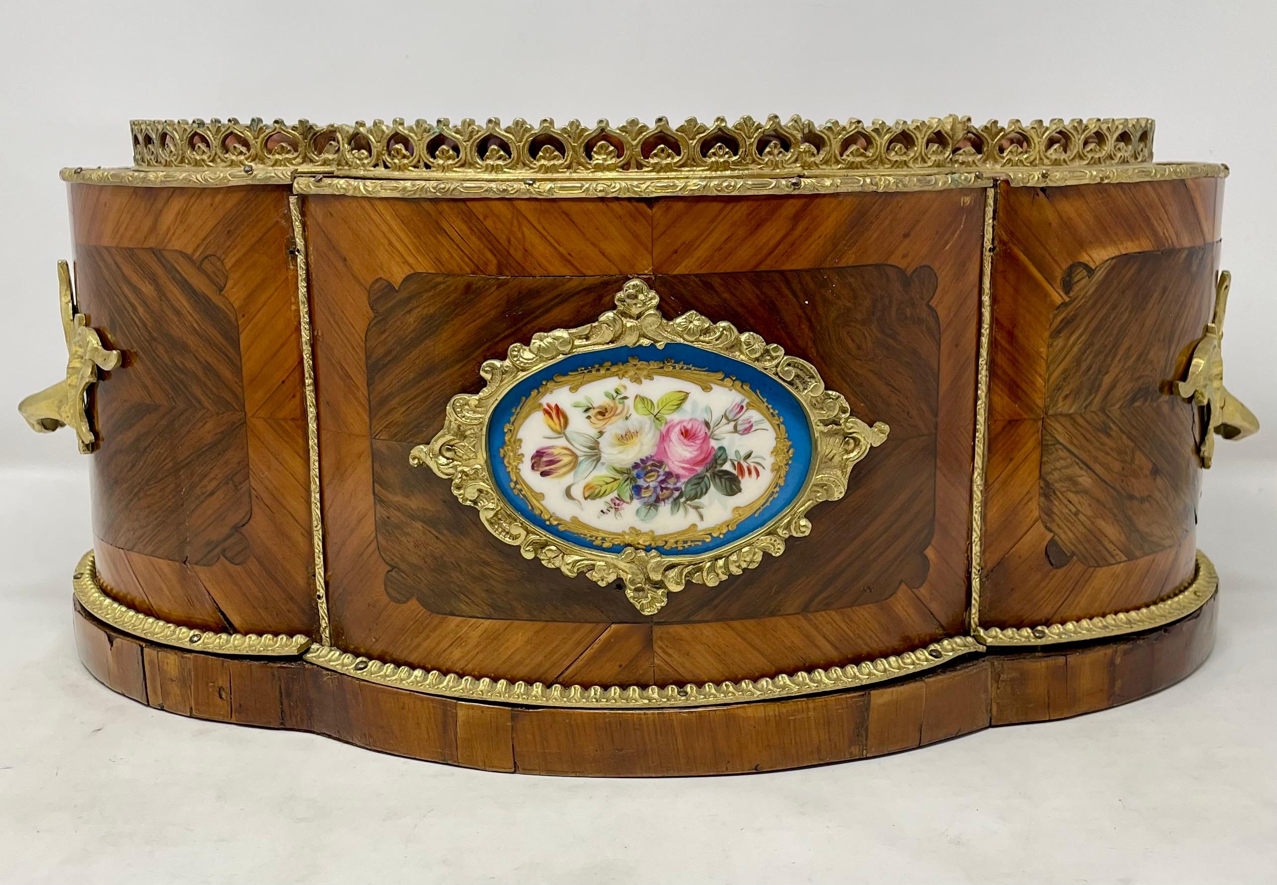 Jardinière ancienne en bronze doré et porcelaine de Sèvres avec incrustation de bois de satin, Circa 1880.