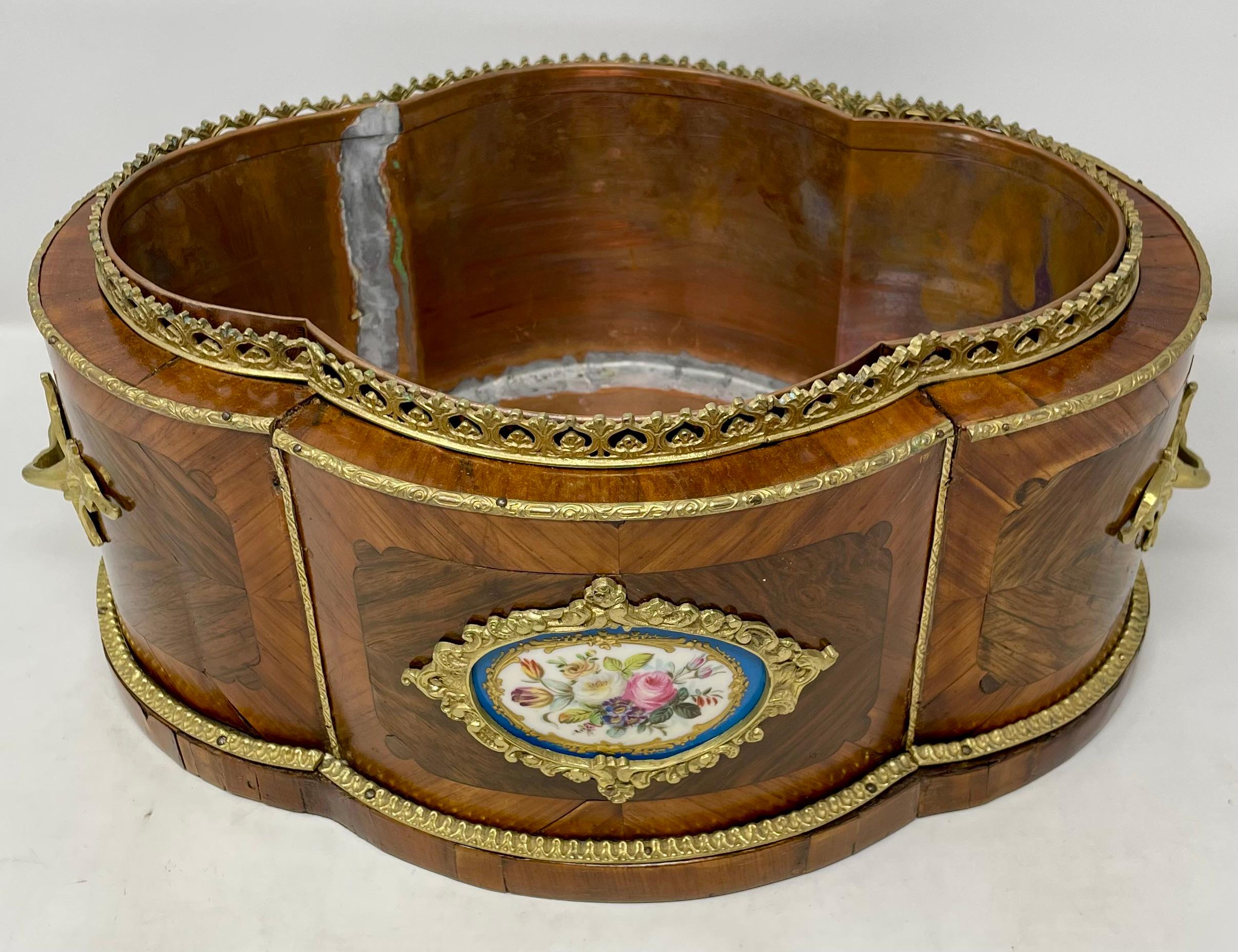 Français Antique Jardinière française à incrustations de bronze doré et de porcelaine de Sèvres, CIRCA 1880 en vente