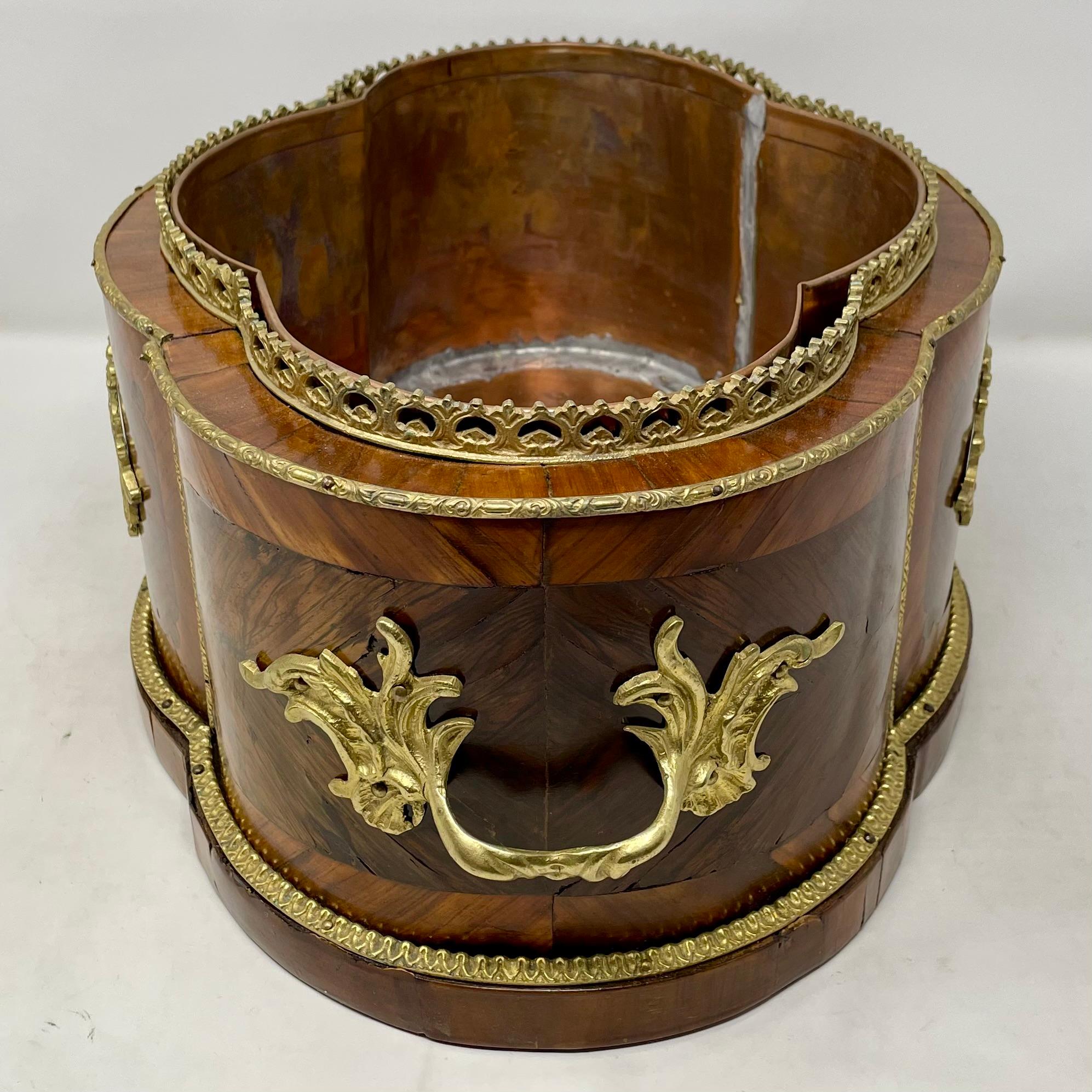 Antique Jardinière française à incrustations de bronze doré et de porcelaine de Sèvres, CIRCA 1880 Bon état - En vente à New Orleans, LA