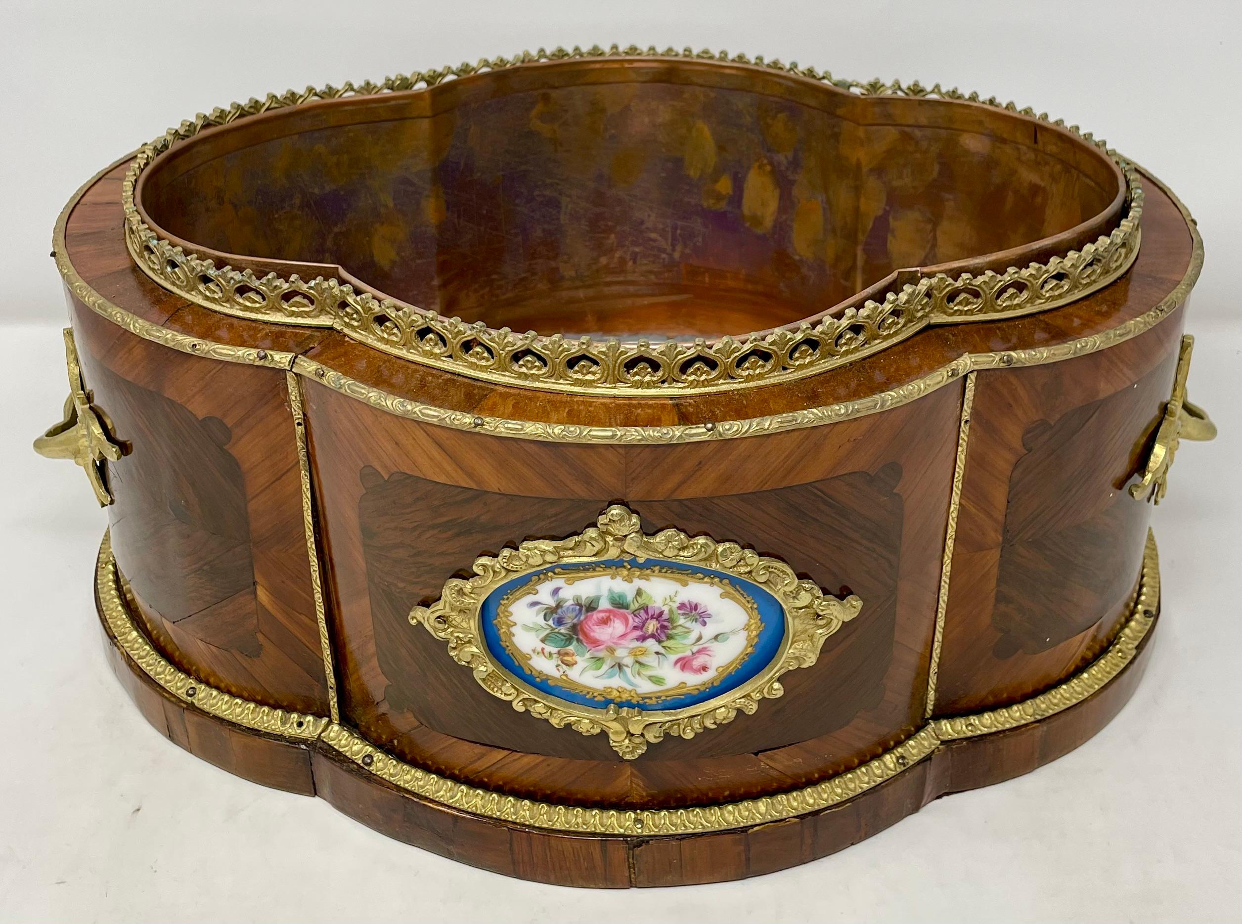 Bronze doré Antique Jardinière française à incrustations de bronze doré et de porcelaine de Sèvres, CIRCA 1880 en vente