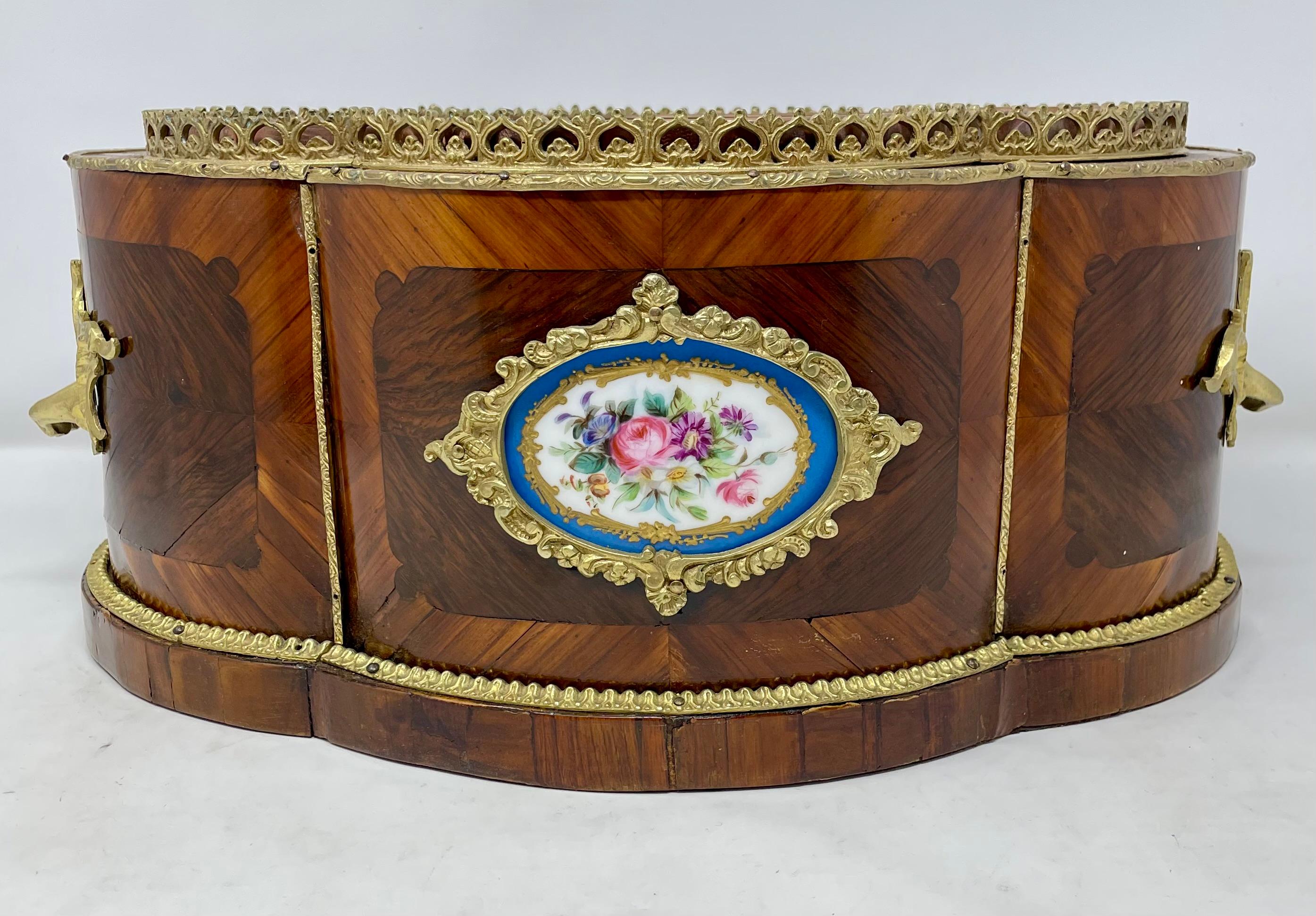 Antique Jardinière française à incrustations de bronze doré et de porcelaine de Sèvres, CIRCA 1880 en vente 1