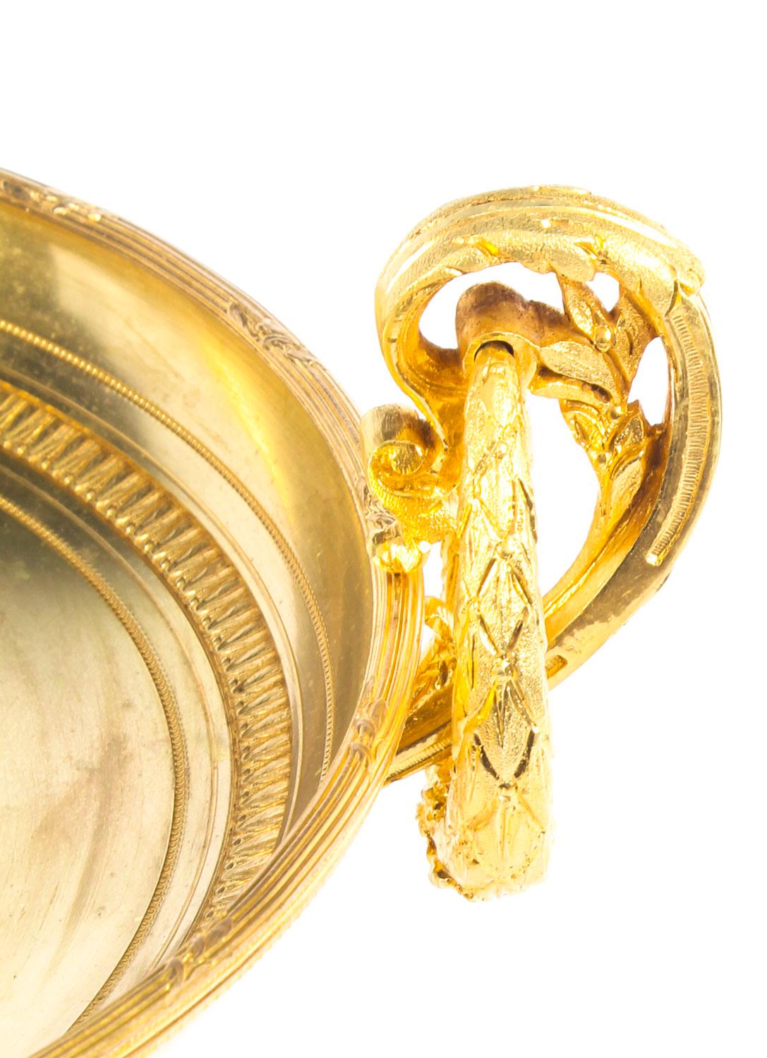 Bronze doré Antique tazza française en bronze doré avec plaque en émail de Limoges, 19ème siècle en vente