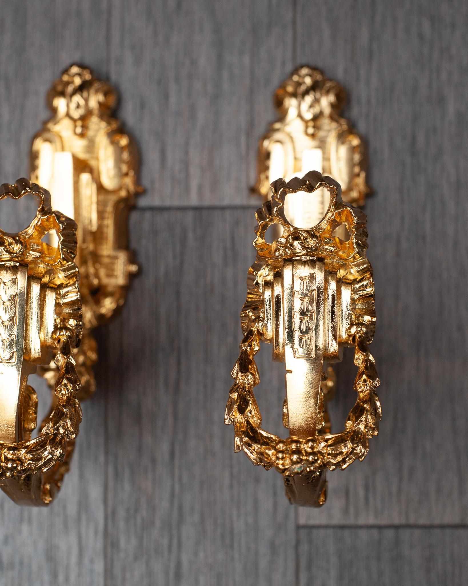 Français Supports de tiges de rideaux anciens français en bronze doré ornés  en vente