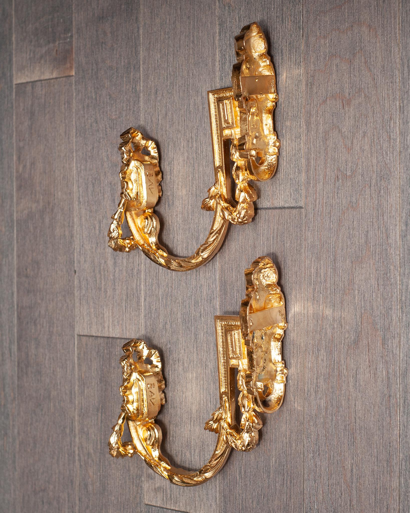Doré Supports de tiges de rideaux anciens français en bronze doré ornés  en vente