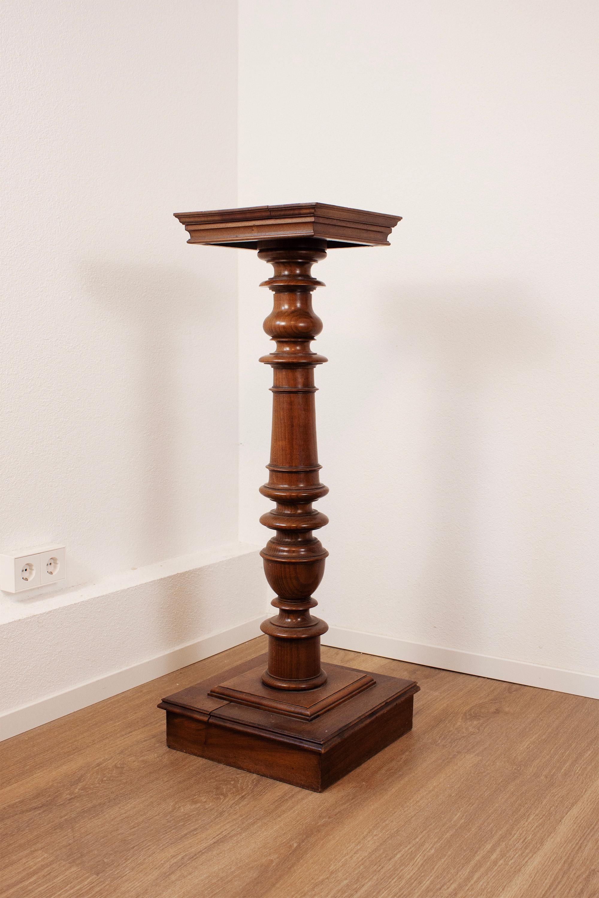 Hand-Carved Antique French Ornate Turned Wooden Display Collem pillar with square Top For Sale