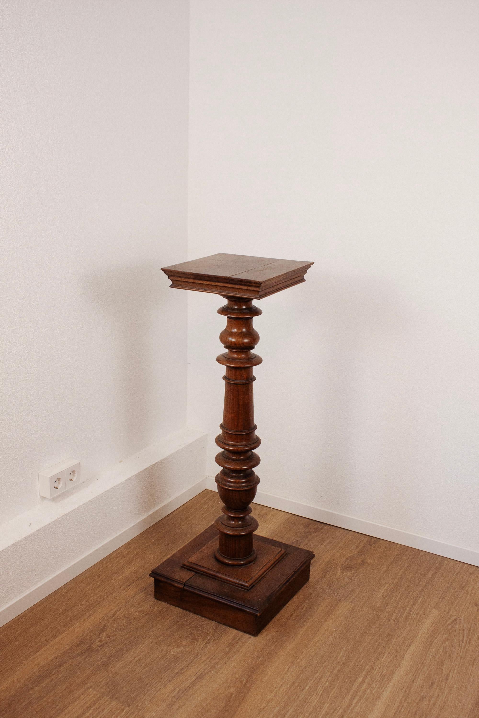 Antique French Ornate Turned Wooden Display Collem pillar with square Top In Good Condition For Sale In Rümmingen, BW