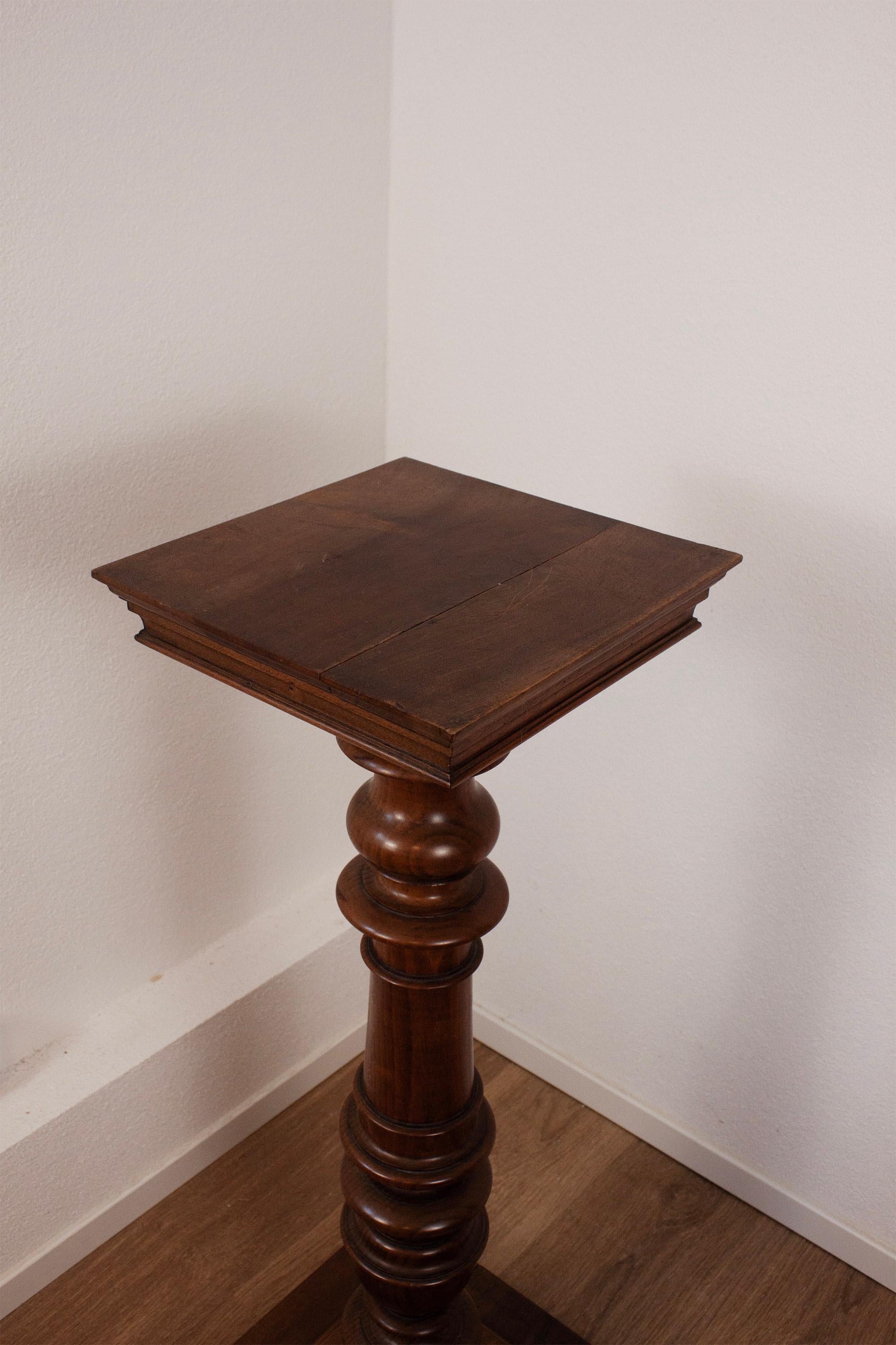 Antique French Ornate Turned Wooden Display Collem pillar with square Top For Sale 1