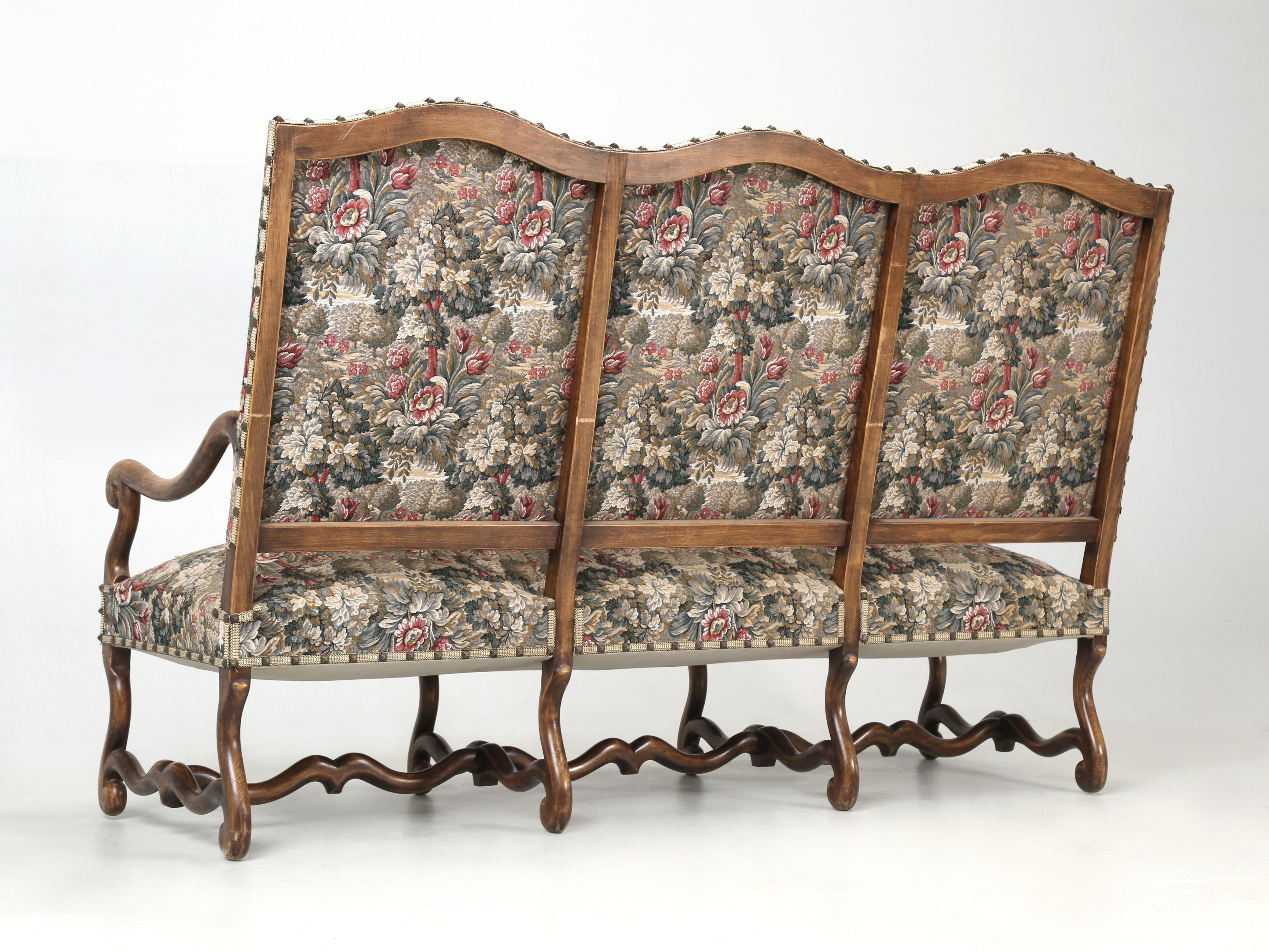 Antikes französisches Os-De-Mouton-Sessel aus alter und gebrauchsfähigem Stoff im Angebot 6