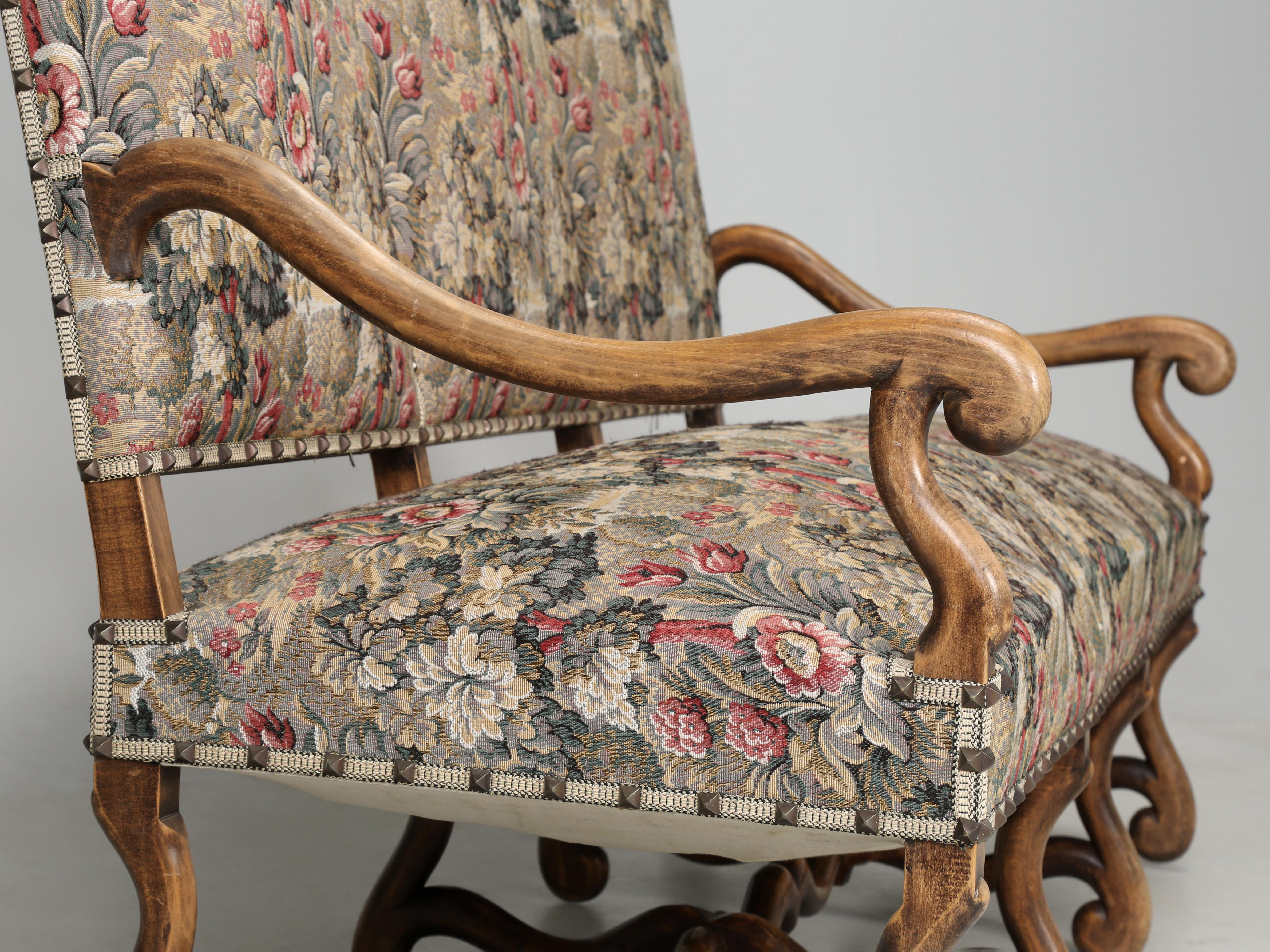 Antikes französisches Os-De-Mouton-Sessel aus alter und gebrauchsfähigem Stoff im Zustand „Gut“ im Angebot in Chicago, IL