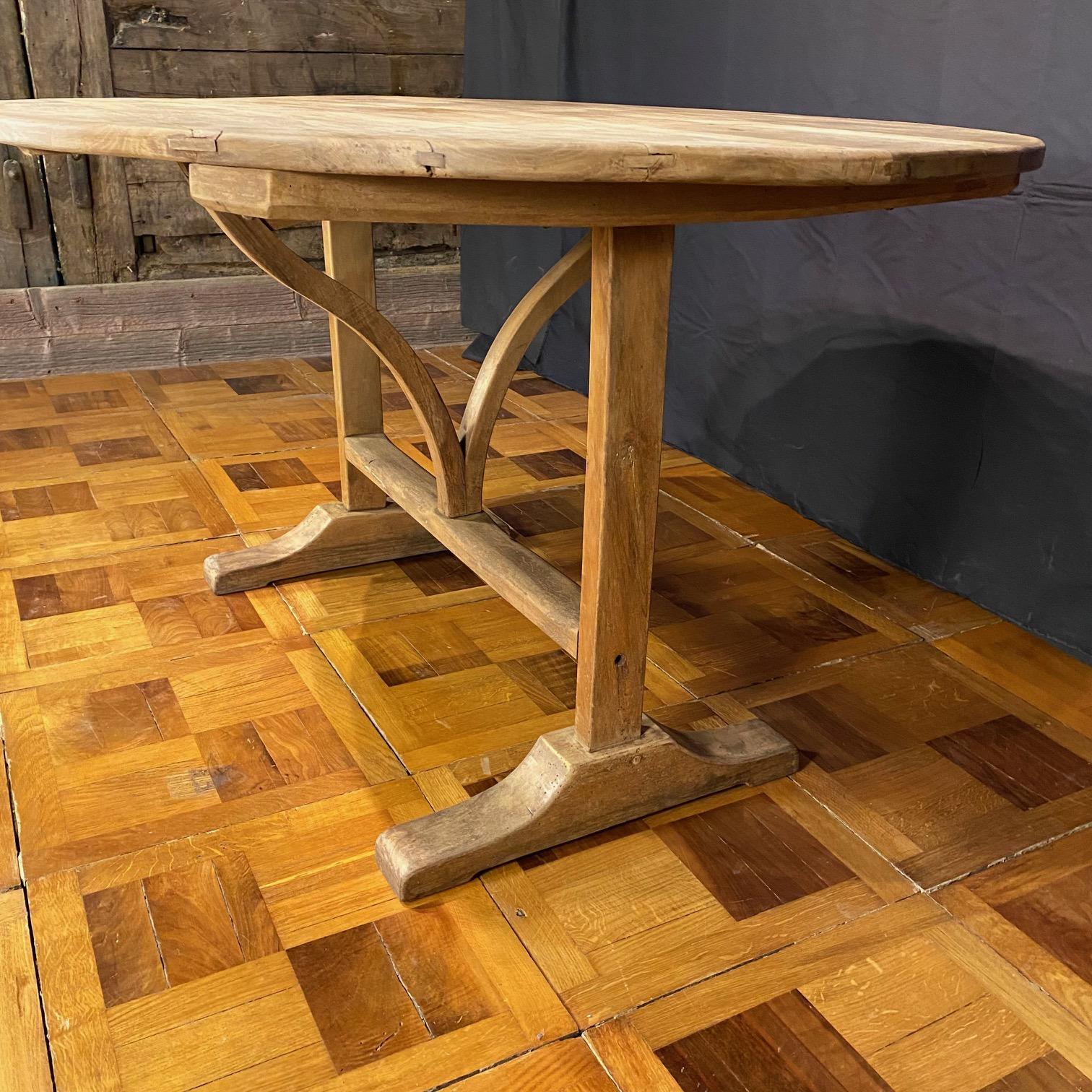 Antique French Oval Bleached Walnut Wine Tasting Table en vente 2