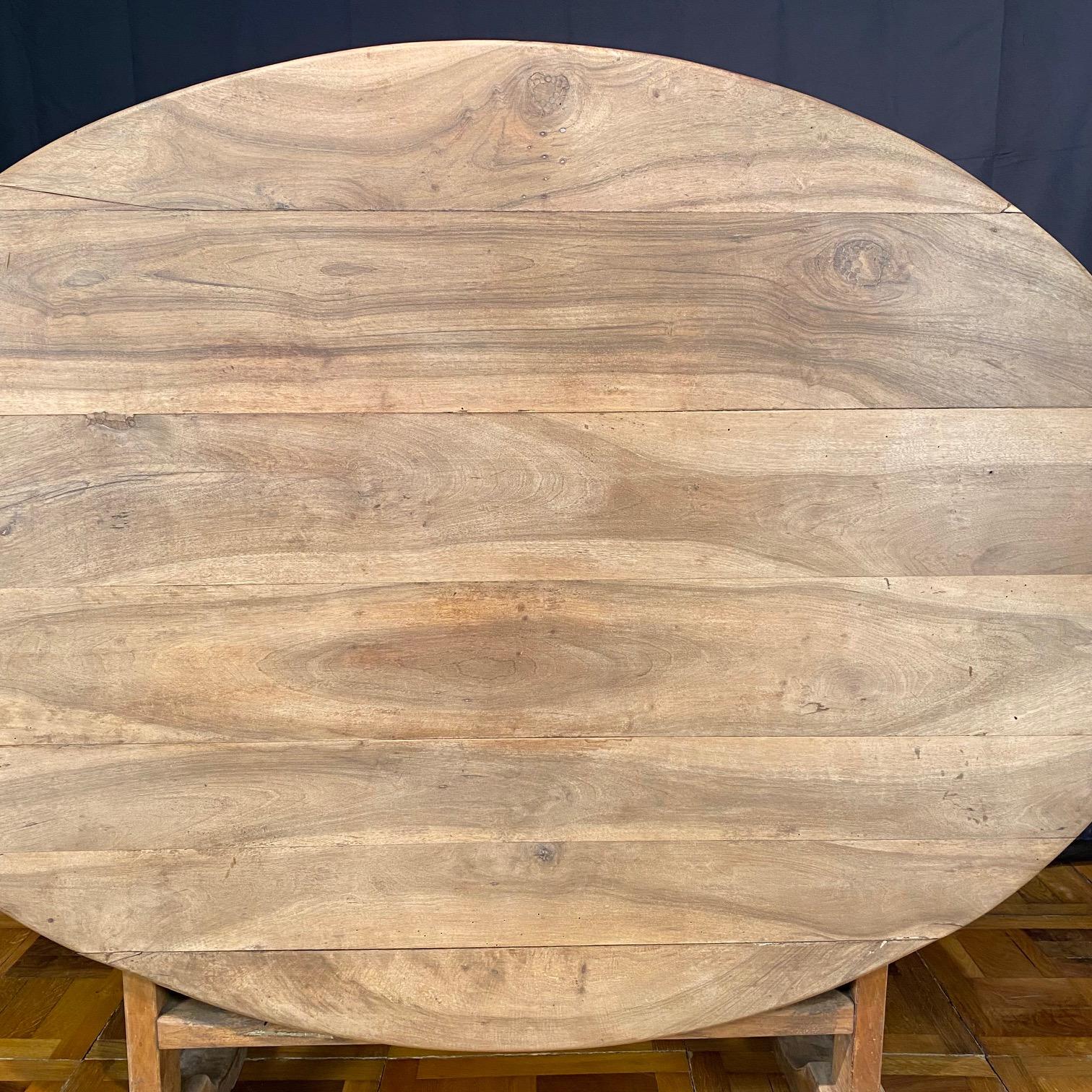 Français Antique French Oval Bleached Walnut Wine Tasting Table en vente