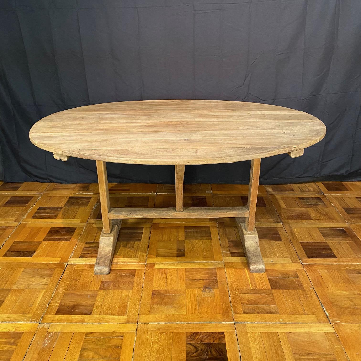 Antique French Oval Bleached Walnut Wine Tasting Table Bon état - En vente à Hopewell, NJ