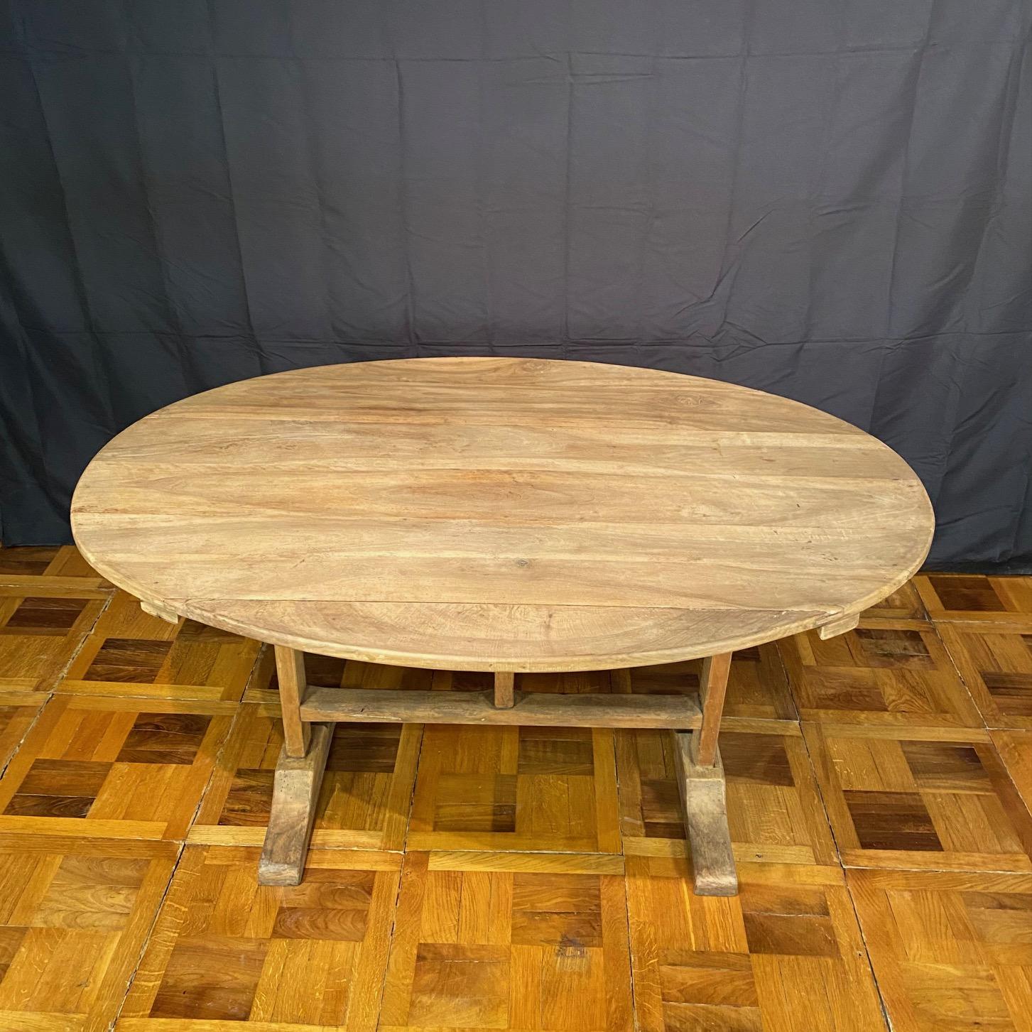 XIXe siècle Antique French Oval Bleached Walnut Wine Tasting Table en vente