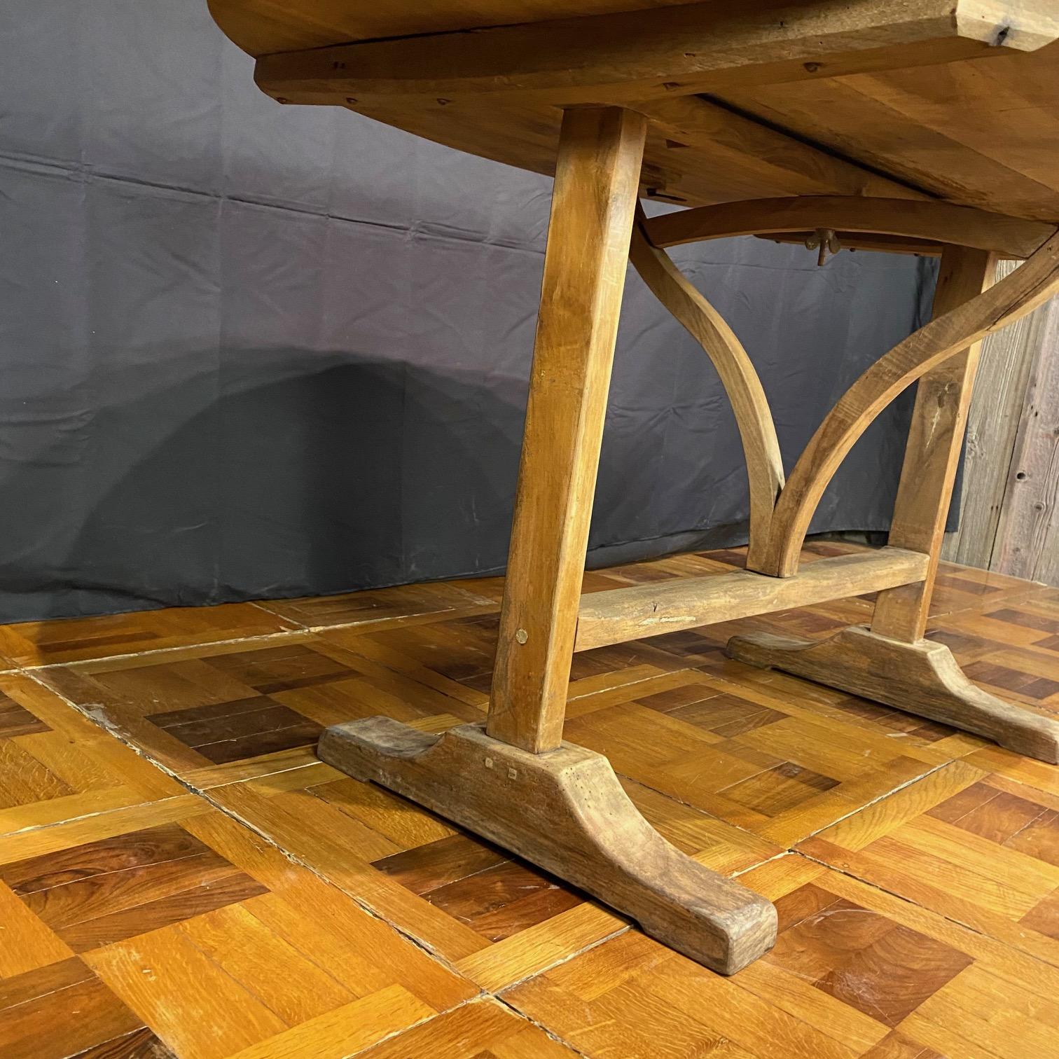 Antique French Oval Bleached Walnut Wine Tasting Table en vente 1