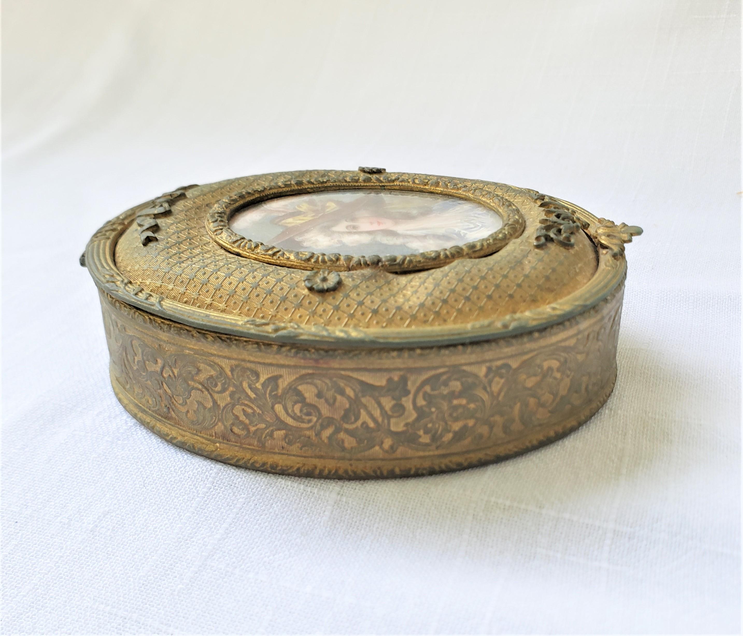 Boîte française d'antiquités ovale en métal doré avec portrait peint à la main signé en vente 2