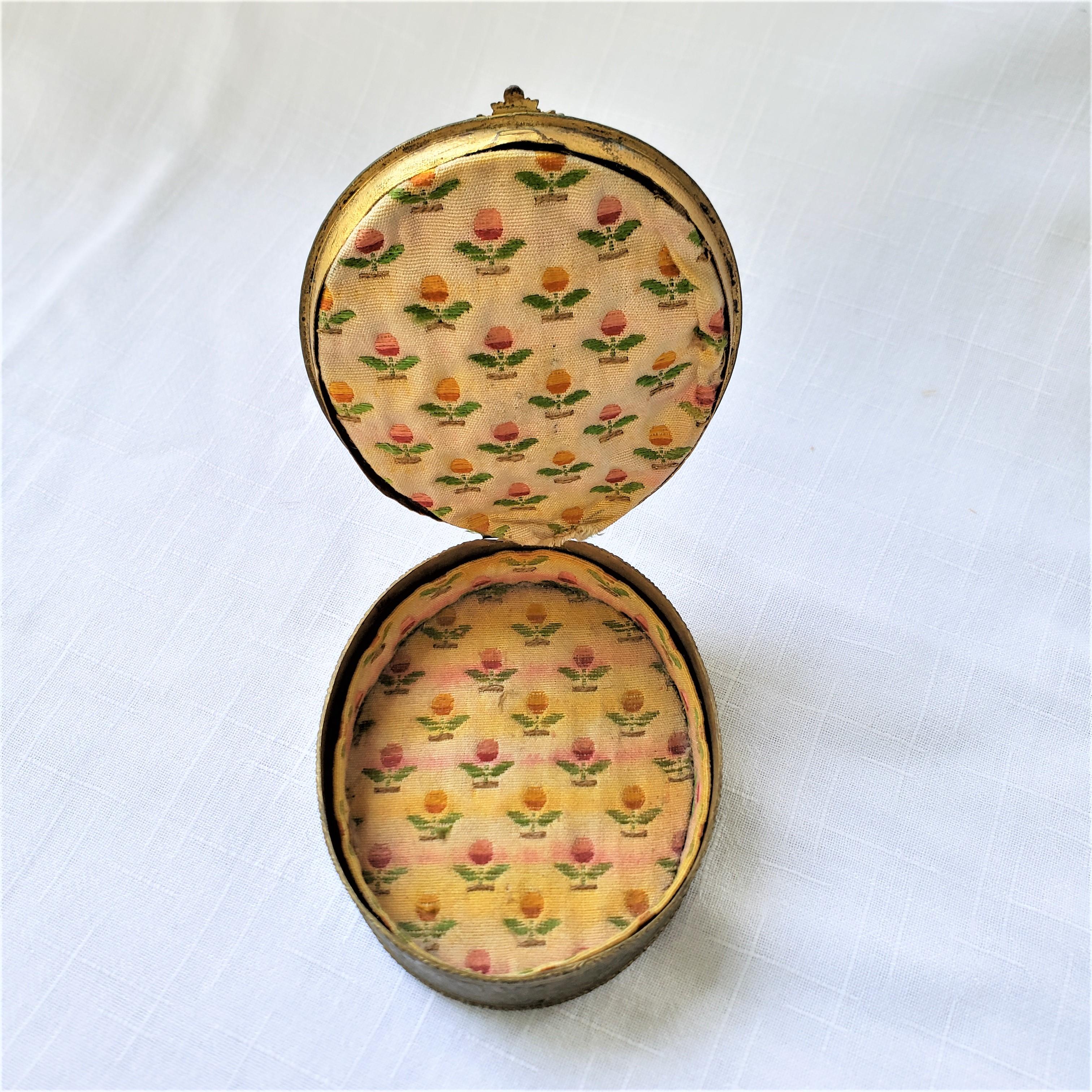 Boîte française d'antiquités ovale en métal doré avec portrait peint à la main signé en vente 3