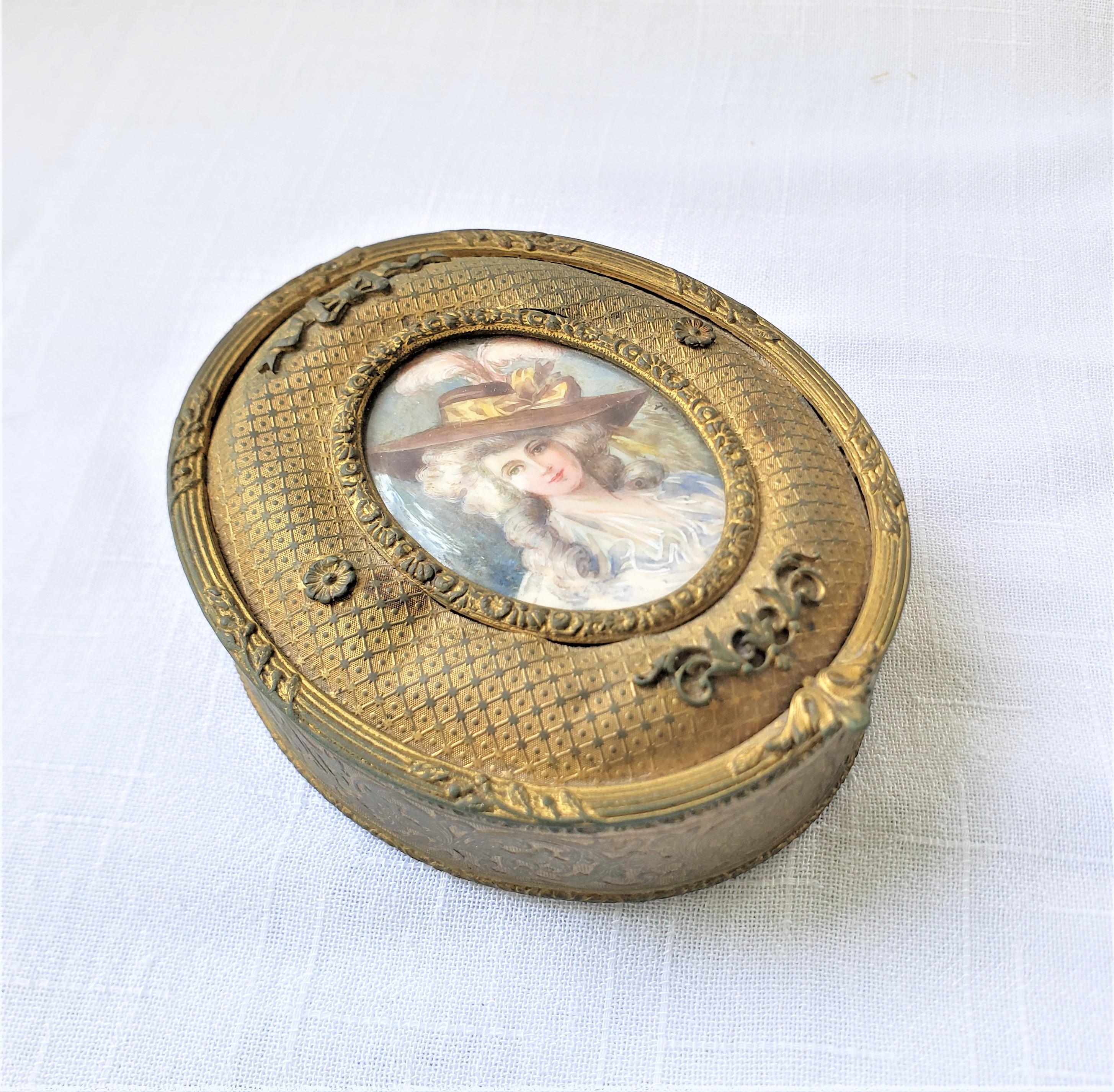 Néo-Renaissance Boîte française d'antiquités ovale en métal doré avec portrait peint à la main signé en vente