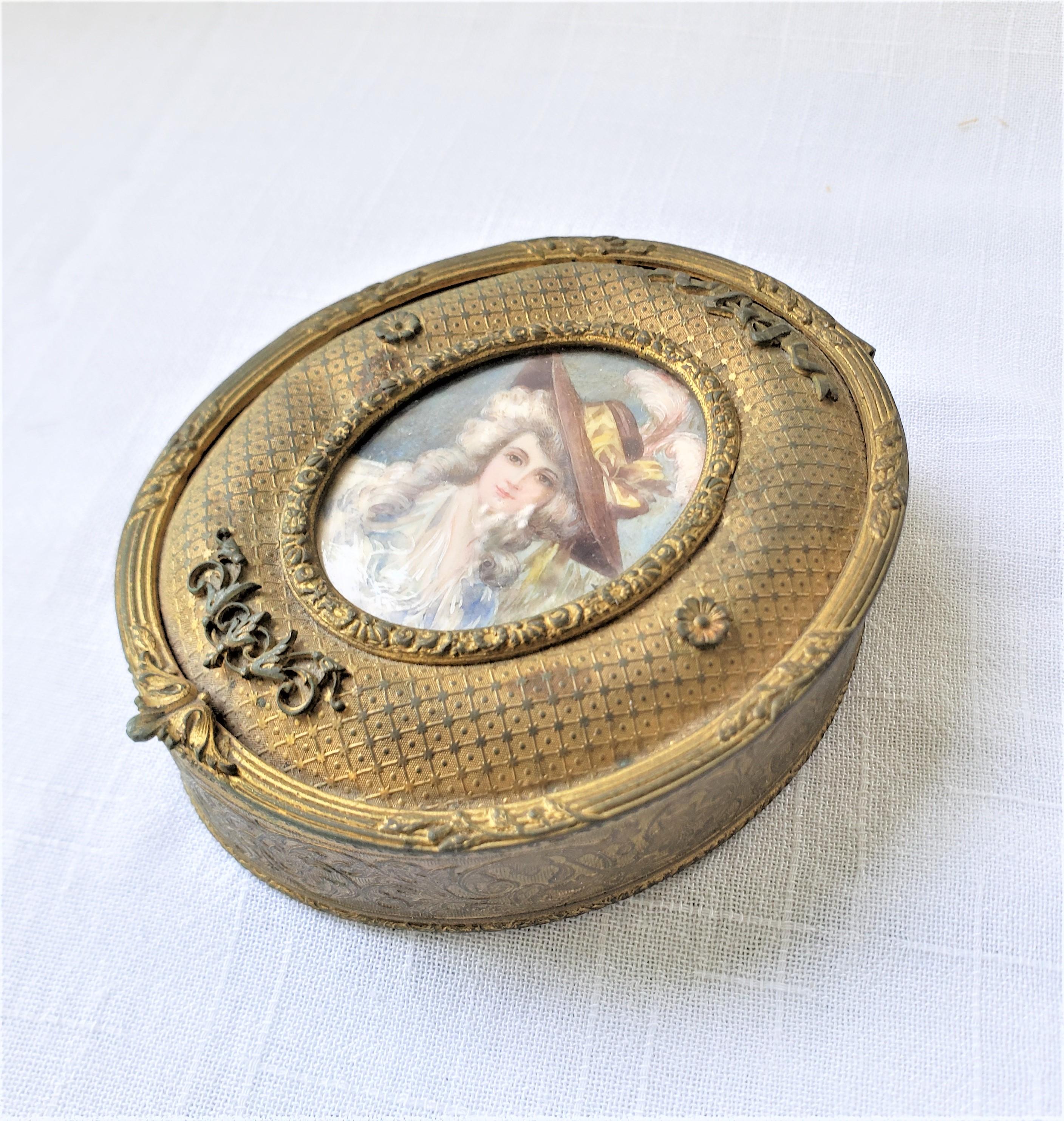 Français Boîte française d'antiquités ovale en métal doré avec portrait peint à la main signé en vente