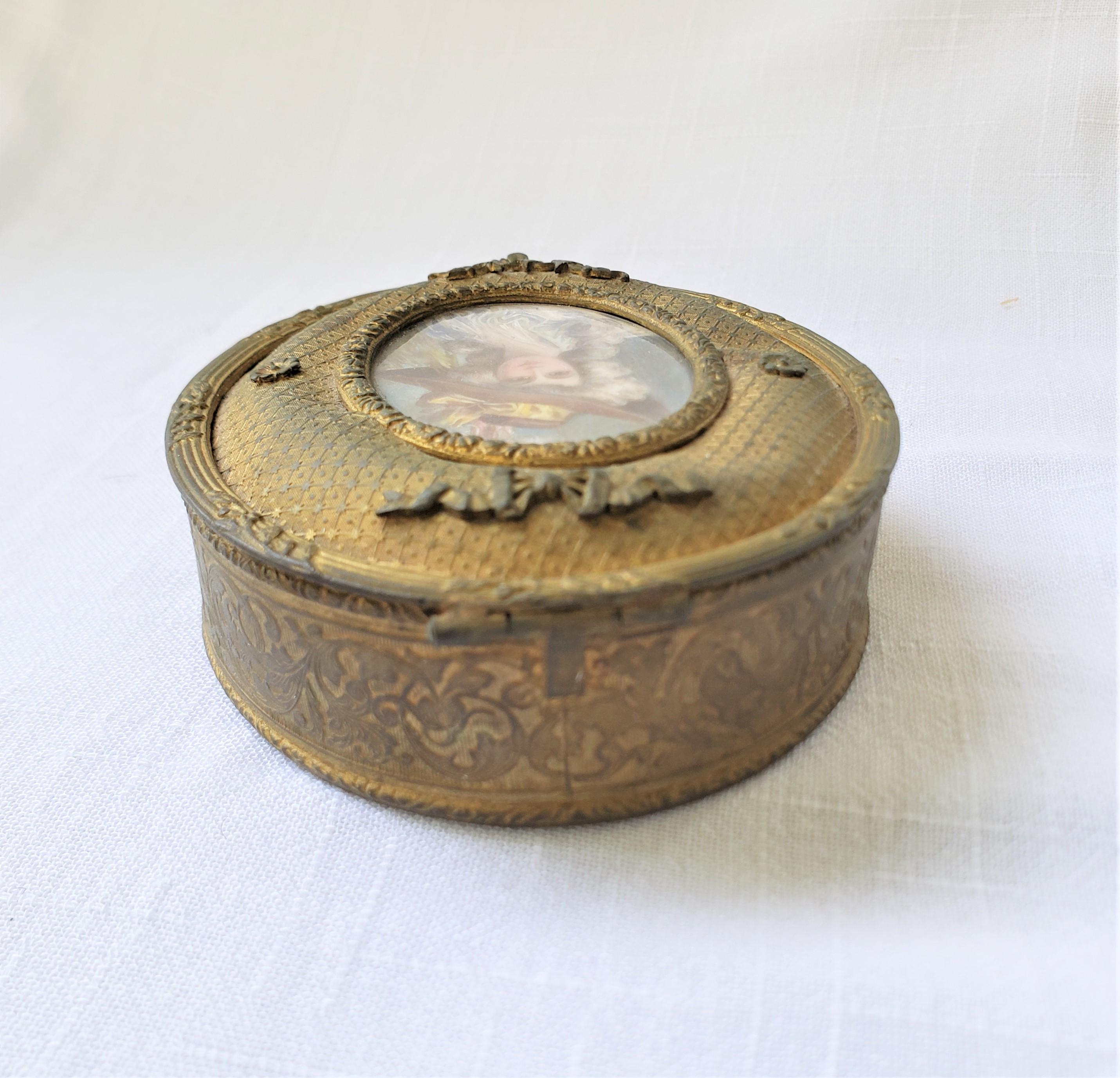 Boîte française d'antiquités ovale en métal doré avec portrait peint à la main signé en vente 1