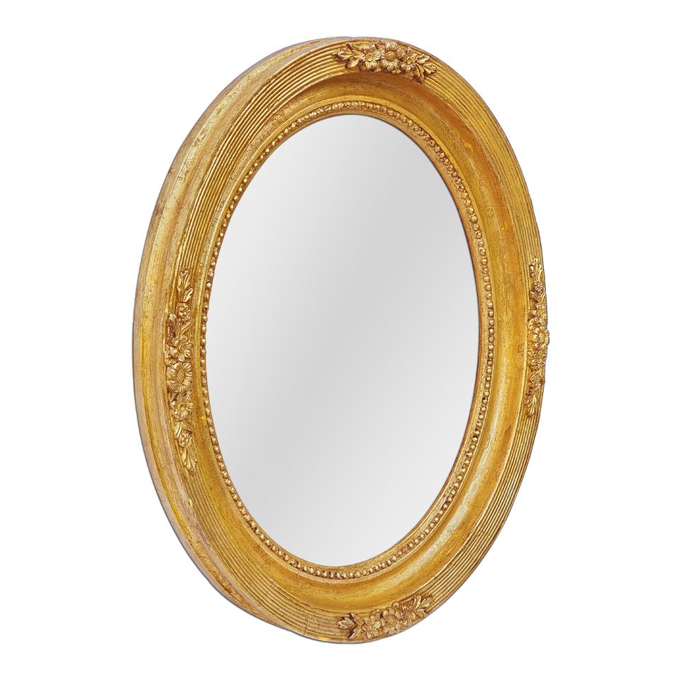 Antique French specchio ovale da parete in legno dorato, periodo Art nouveau, circa 1900. Cornice antica con decorazione floreale, perle e scanalature. Doratura a foglia. Larghezza della cornice: 7 cm. Specchio moderno in vetro. Retro in Wood.