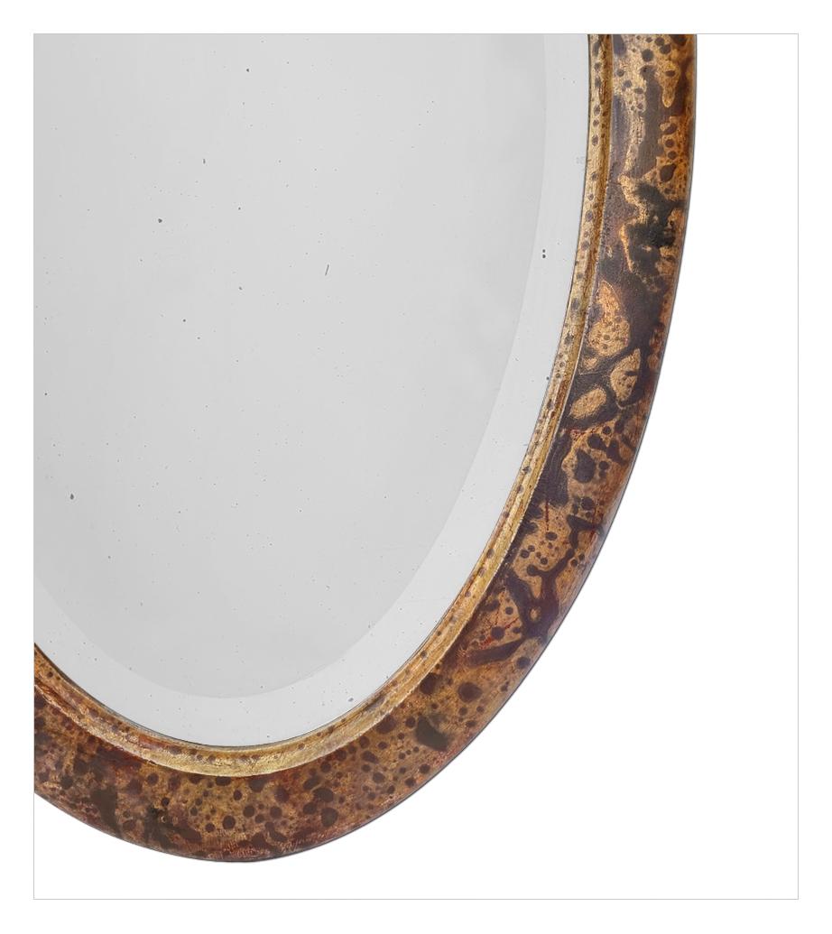 Antiker französischer ovaler Spiegel, braunes und vergoldetes Holz mit Patina, um 1950 (Mitte des 20. Jahrhunderts) im Angebot