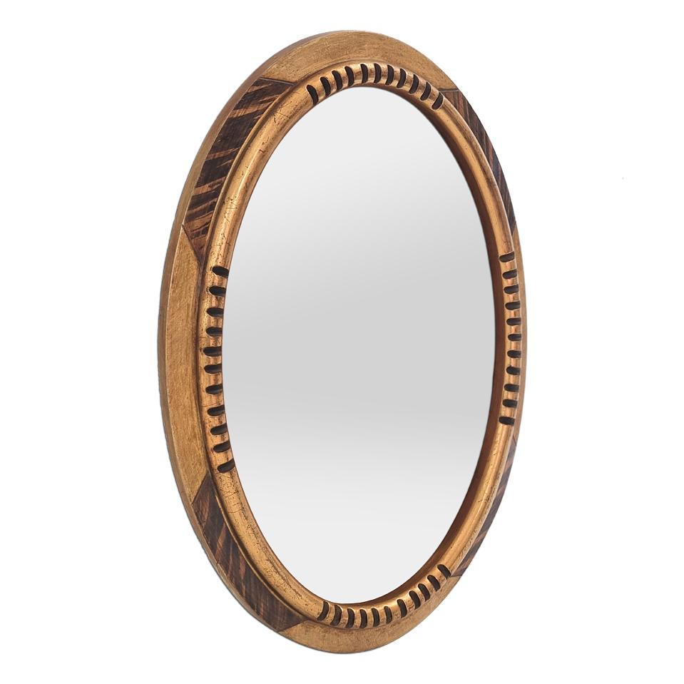 Antique French oval mirror, circa 1940, gilded with notched rushes in the quadrants of the oval and painted imitation Macassar wood decor (Faux wood, Imitation Macassar ebony). Original patina. Frame width: 4 cm / 1.57 in. Modern glass mirror.